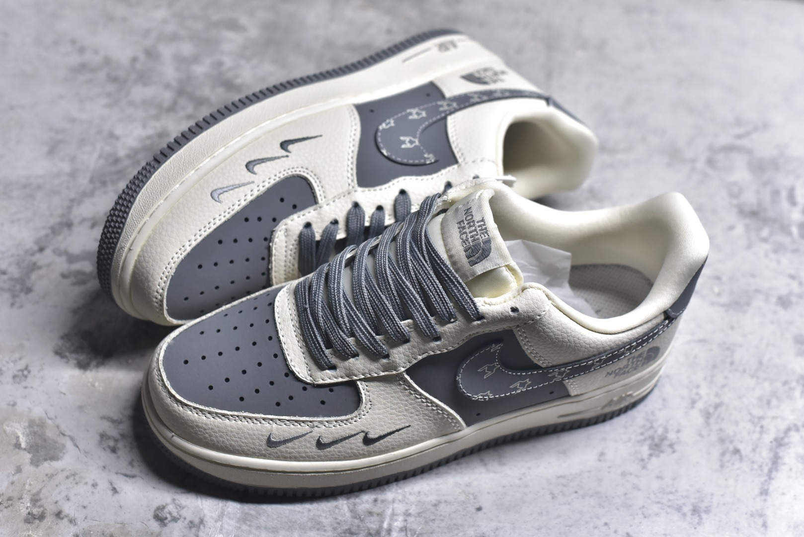 图片[7]-#海外限量发售！公司级Nike Air Force 1 \’07 Low “北面联名——米灰熊三勾”空军一号 低帮 运动鞋 休闲鞋 折边针车 工艺难度大 原楦头原纸板 原装鞋盒 定制五金配件 内置全掌气垫 原厂鞋底 货号：KK1988-011 尺码：36 36.5 37.5 38 38.5 39 40 40.5 41 42 42.5 43 44 44.5 45-选品中心