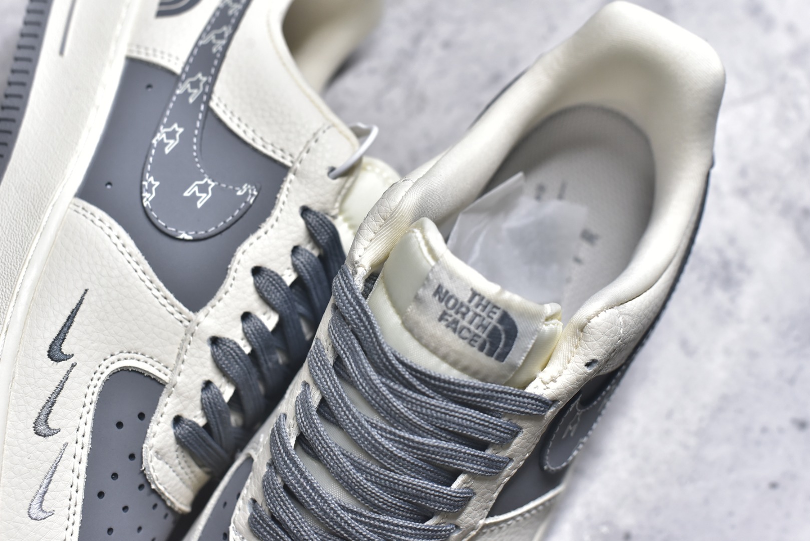 图片[9]-#海外限量发售！公司级Nike Air Force 1 \’07 Low “北面联名——米灰熊三勾”空军一号 低帮 运动鞋 休闲鞋 折边针车 工艺难度大 原楦头原纸板 原装鞋盒 定制五金配件 内置全掌气垫 原厂鞋底 货号：KK1988-011 尺码：36 36.5 37.5 38 38.5 39 40 40.5 41 42 42.5 43 44 44.5 45-选品中心