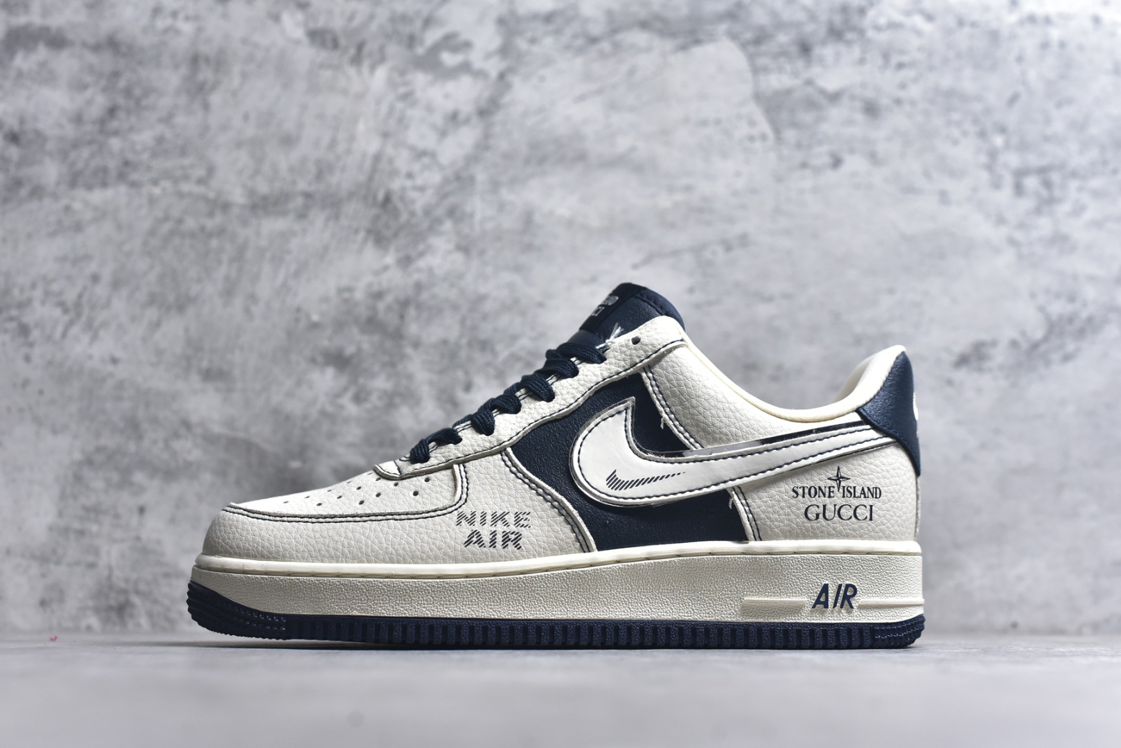 #海外限量发售！公司级Nike Air Force 1 \'07 Low “古驰联名 石头岛联名——米白石墨亮边”空军一号 低帮 运动鞋 休闲鞋 折边针车 工艺难度大 原楦头原纸板 原装鞋盒 定制五金配件 内置全掌气垫 原厂鞋底 货号：KK1988-013 尺码：36 36.5 37.5 38 38.5 39 40 40.5 41 42 42.5 43 44 44.5 45-选品中心