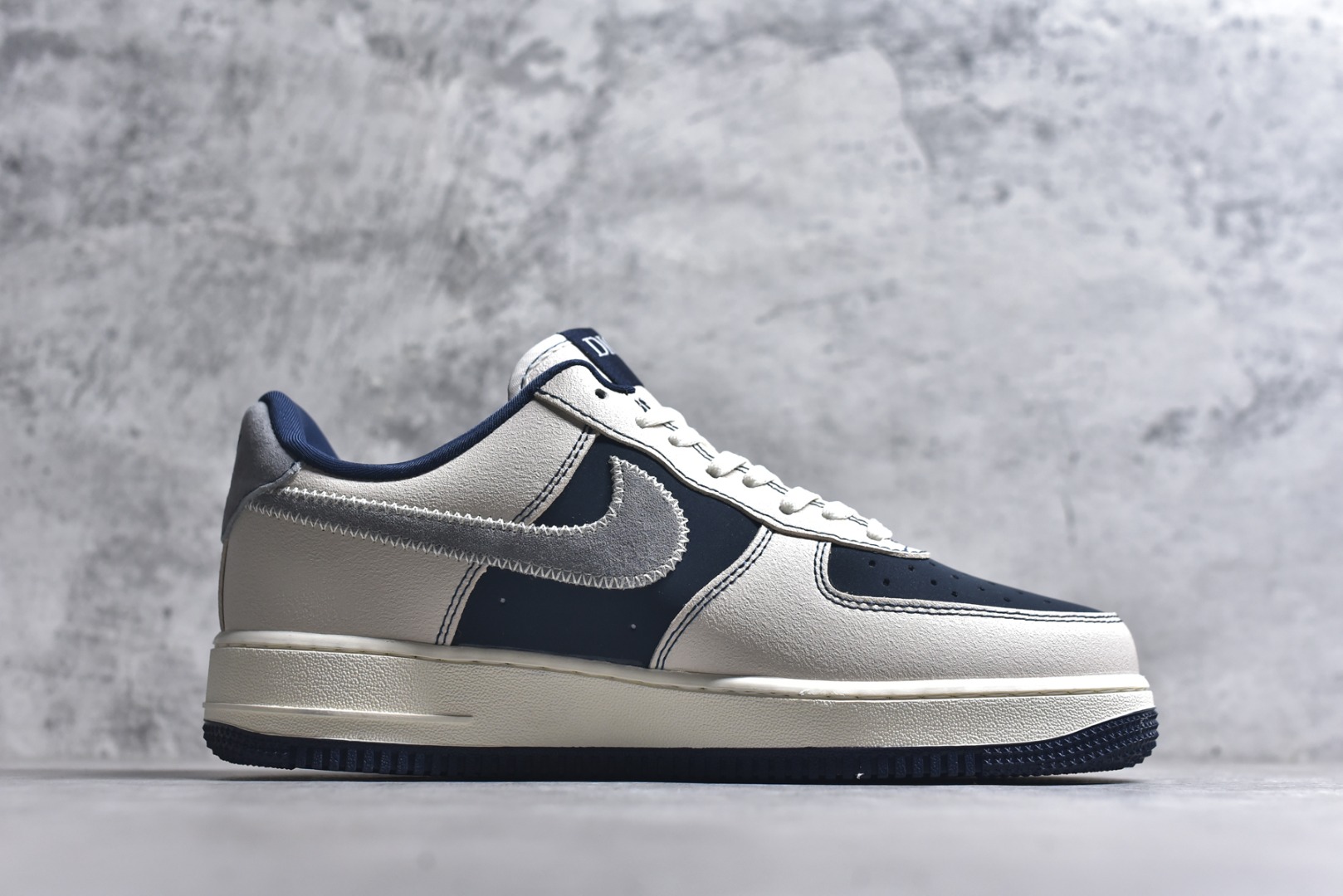 图片[3]-#海外限量发售！公司级Nike Air Force 1 \’07 Low “迪奥联名——米蓝针织灰勾”空军一号 低帮 运动鞋 休闲鞋 折边针车 工艺难度大 原楦头原纸板 原装鞋盒 定制五金配件 内置全掌气垫 原厂鞋底 货号：KK1988-012 尺码：36 36.5 37.5 38 38.5 39 40 40.5 41 42 42.5 43 44 44.5 45-选品中心