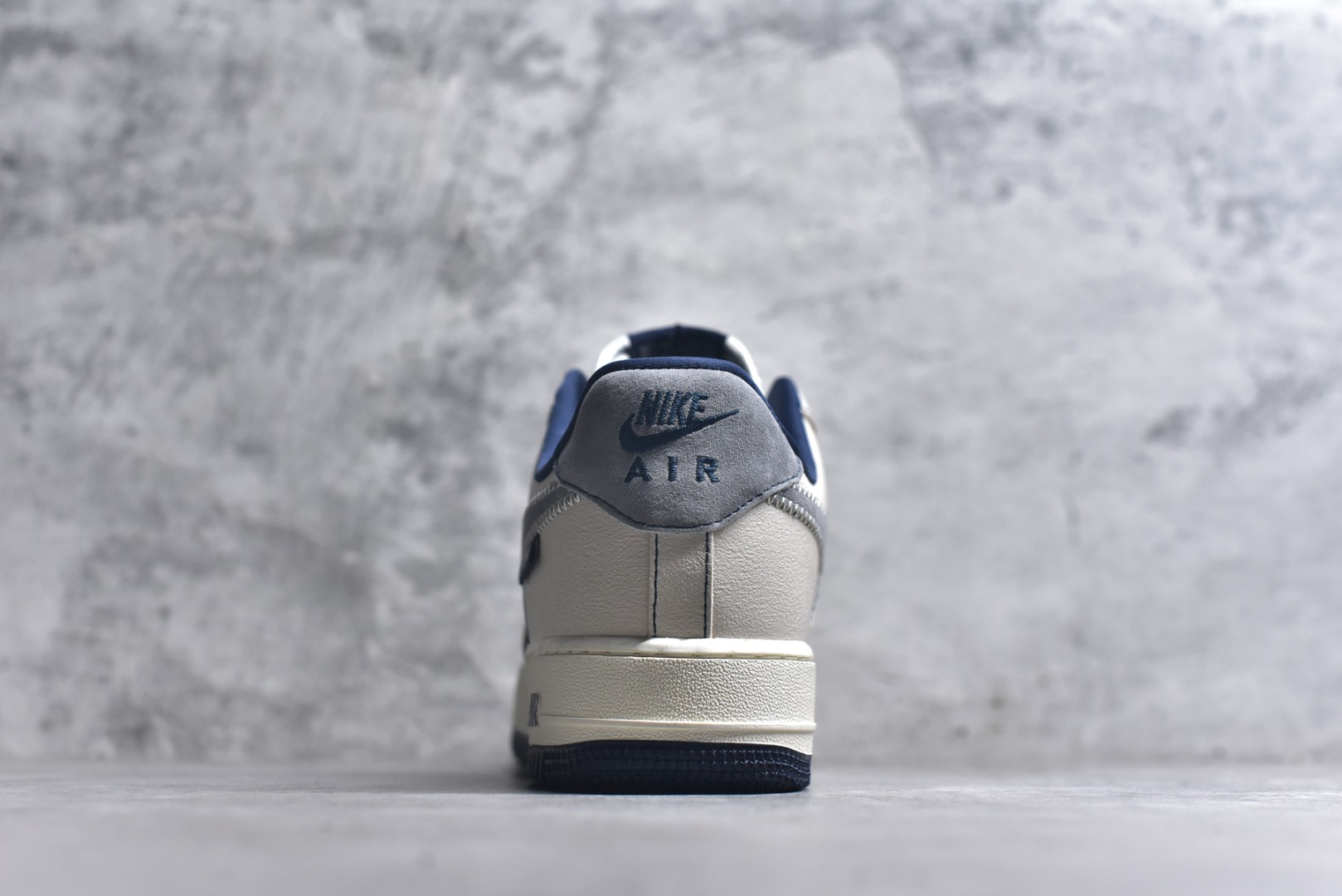 图片[5]-#海外限量发售！公司级Nike Air Force 1 \’07 Low “迪奥联名——米蓝针织灰勾”空军一号 低帮 运动鞋 休闲鞋 折边针车 工艺难度大 原楦头原纸板 原装鞋盒 定制五金配件 内置全掌气垫 原厂鞋底 货号：KK1988-012 尺码：36 36.5 37.5 38 38.5 39 40 40.5 41 42 42.5 43 44 44.5 45-选品中心