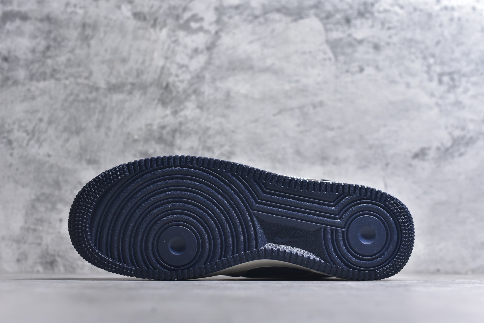 图片[6]-#海外限量发售！公司级Nike Air Force 1 \’07 Low “迪奥联名——米蓝针织灰勾”空军一号 低帮 运动鞋 休闲鞋 折边针车 工艺难度大 原楦头原纸板 原装鞋盒 定制五金配件 内置全掌气垫 原厂鞋底 货号：KK1988-012 尺码：36 36.5 37.5 38 38.5 39 40 40.5 41 42 42.5 43 44 44.5 45-选品中心