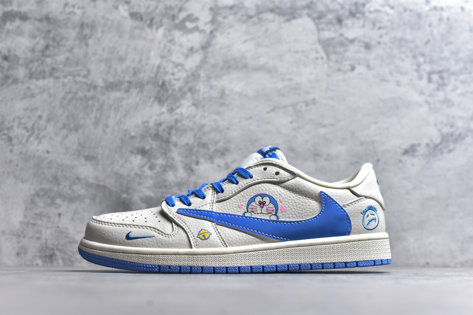 #海外爆款限量发售！Travis Scott x Fragment Design x Jordan Air Jordan 1 Low OG SP “叮当猫” 多方联名合作融合了Travi翻毛蓝勾s Scott 独特的音乐风格，藤原浩个性的设计风格以及Jordan品牌的经典元素 使其成为一双具有独特身份和价值的鞋子 清新而立体的外观加上联名标识更突出了其独特身份 这种配色方案显示出活力和时尚感 在视觉上引人注目 鞋身的质感和细腻的细节处理使其显得高端而格调十足 这款“倒钩”联名是设计与创意完美结合 融合多方的个性风格是一款备受瞩目的潮流鞋款 低帮休闲板鞋 定制鞋盒 大厂纯原品质出货 超高清洁度 皮料切割干净无任何毛边 细节完美 货号：XS2024-068 尺码：36 36.5 37.5 38 38.5 39 40 40.5 41 42 42.5 43 44 44.5 45-选品中心