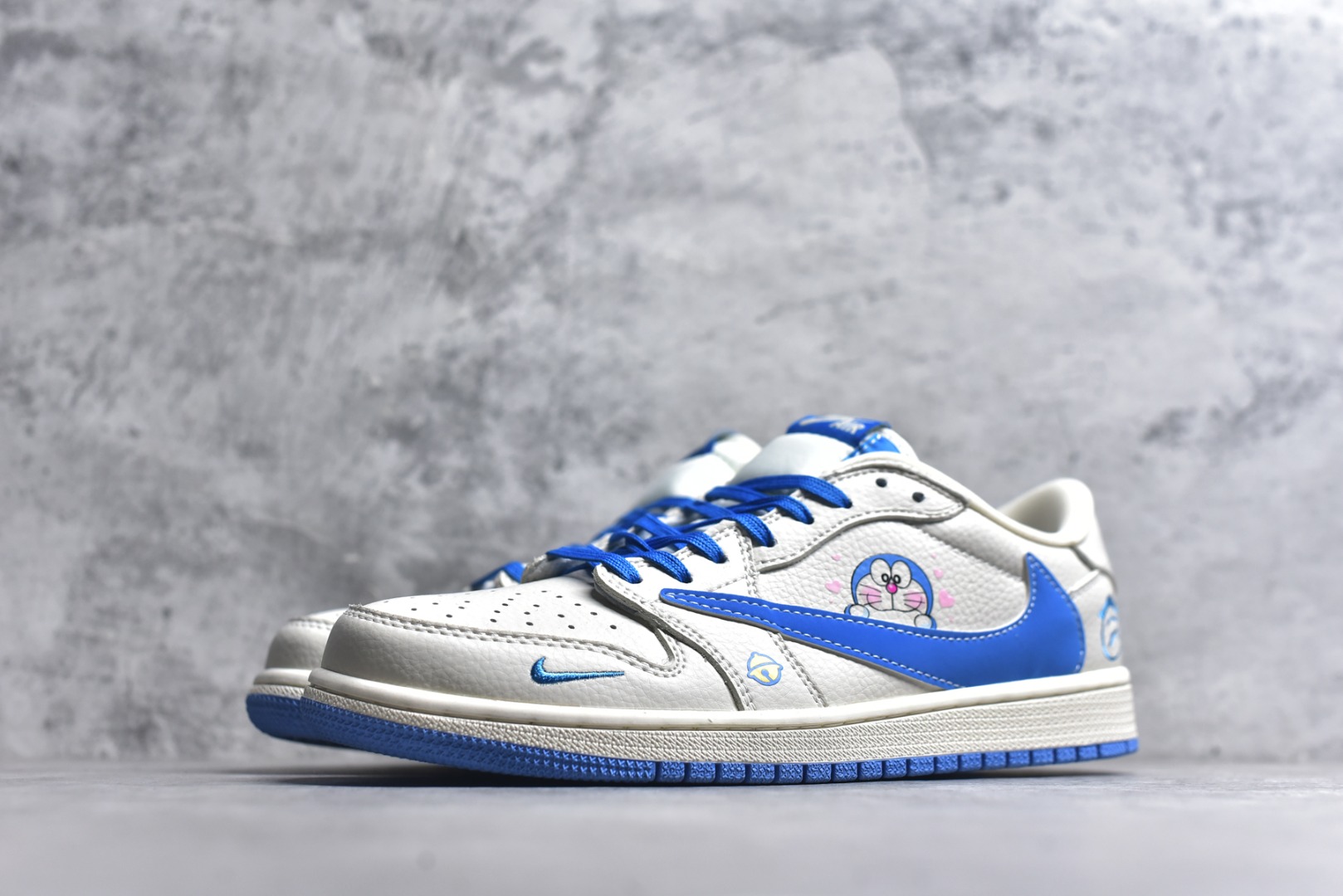图片[2]-#海外爆款限量发售！Travis Scott x Fragment Design x Jordan Air Jordan 1 Low OG SP “叮当猫” 多方联名合作融合了Travi翻毛蓝勾s Scott 独特的音乐风格，藤原浩个性的设计风格以及Jordan品牌的经典元素 使其成为一双具有独特身份和价值的鞋子 清新而立体的外观加上联名标识更突出了其独特身份 这种配色方案显示出活力和时尚感 在视觉上引人注目 鞋身的质感和细腻的细节处理使其显得高端而格调十足 这款“倒钩”联名是设计与创意完美结合 融合多方的个性风格是一款备受瞩目的潮流鞋款 低帮休闲板鞋 定制鞋盒 大厂纯原品质出货 超高清洁度 皮料切割干净无任何毛边 细节完美 货号：XS2024-068 尺码：36 36.5 37.5 38 38.5 39 40 40.5 41 42 42.5 43 44 44.5 45-选品中心