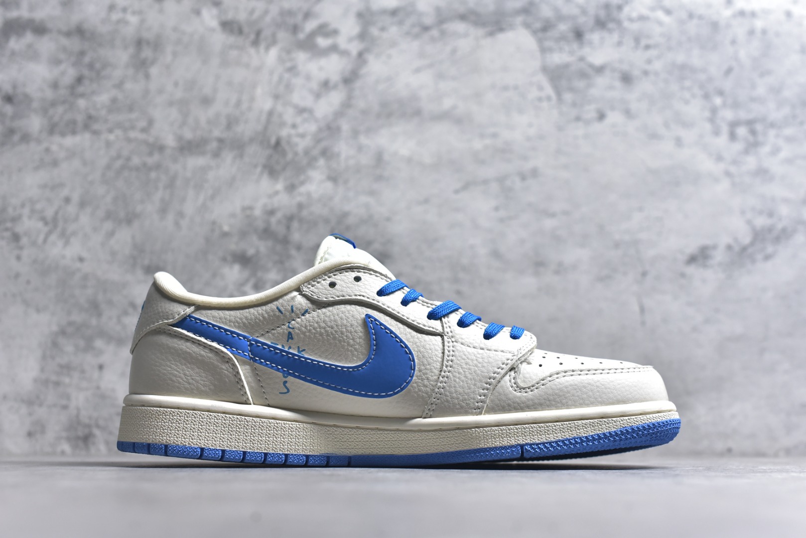 图片[3]-#海外爆款限量发售！Travis Scott x Fragment Design x Jordan Air Jordan 1 Low OG SP “叮当猫” 多方联名合作融合了Travi翻毛蓝勾s Scott 独特的音乐风格，藤原浩个性的设计风格以及Jordan品牌的经典元素 使其成为一双具有独特身份和价值的鞋子 清新而立体的外观加上联名标识更突出了其独特身份 这种配色方案显示出活力和时尚感 在视觉上引人注目 鞋身的质感和细腻的细节处理使其显得高端而格调十足 这款“倒钩”联名是设计与创意完美结合 融合多方的个性风格是一款备受瞩目的潮流鞋款 低帮休闲板鞋 定制鞋盒 大厂纯原品质出货 超高清洁度 皮料切割干净无任何毛边 细节完美 货号：XS2024-068 尺码：36 36.5 37.5 38 38.5 39 40 40.5 41 42 42.5 43 44 44.5 45-选品中心