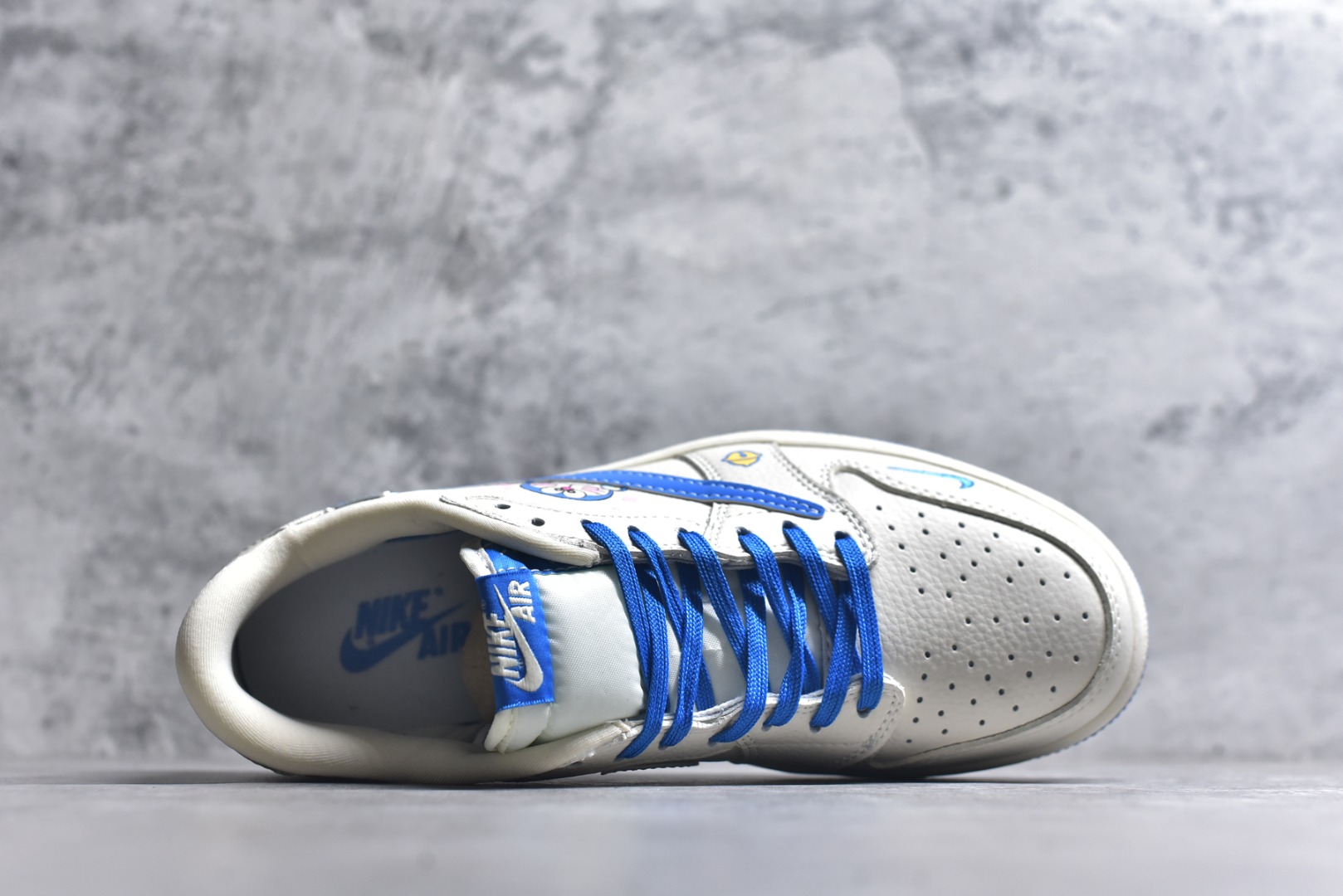 图片[4]-#海外爆款限量发售！Travis Scott x Fragment Design x Jordan Air Jordan 1 Low OG SP “叮当猫” 多方联名合作融合了Travi翻毛蓝勾s Scott 独特的音乐风格，藤原浩个性的设计风格以及Jordan品牌的经典元素 使其成为一双具有独特身份和价值的鞋子 清新而立体的外观加上联名标识更突出了其独特身份 这种配色方案显示出活力和时尚感 在视觉上引人注目 鞋身的质感和细腻的细节处理使其显得高端而格调十足 这款“倒钩”联名是设计与创意完美结合 融合多方的个性风格是一款备受瞩目的潮流鞋款 低帮休闲板鞋 定制鞋盒 大厂纯原品质出货 超高清洁度 皮料切割干净无任何毛边 细节完美 货号：XS2024-068 尺码：36 36.5 37.5 38 38.5 39 40 40.5 41 42 42.5 43 44 44.5 45-选品中心