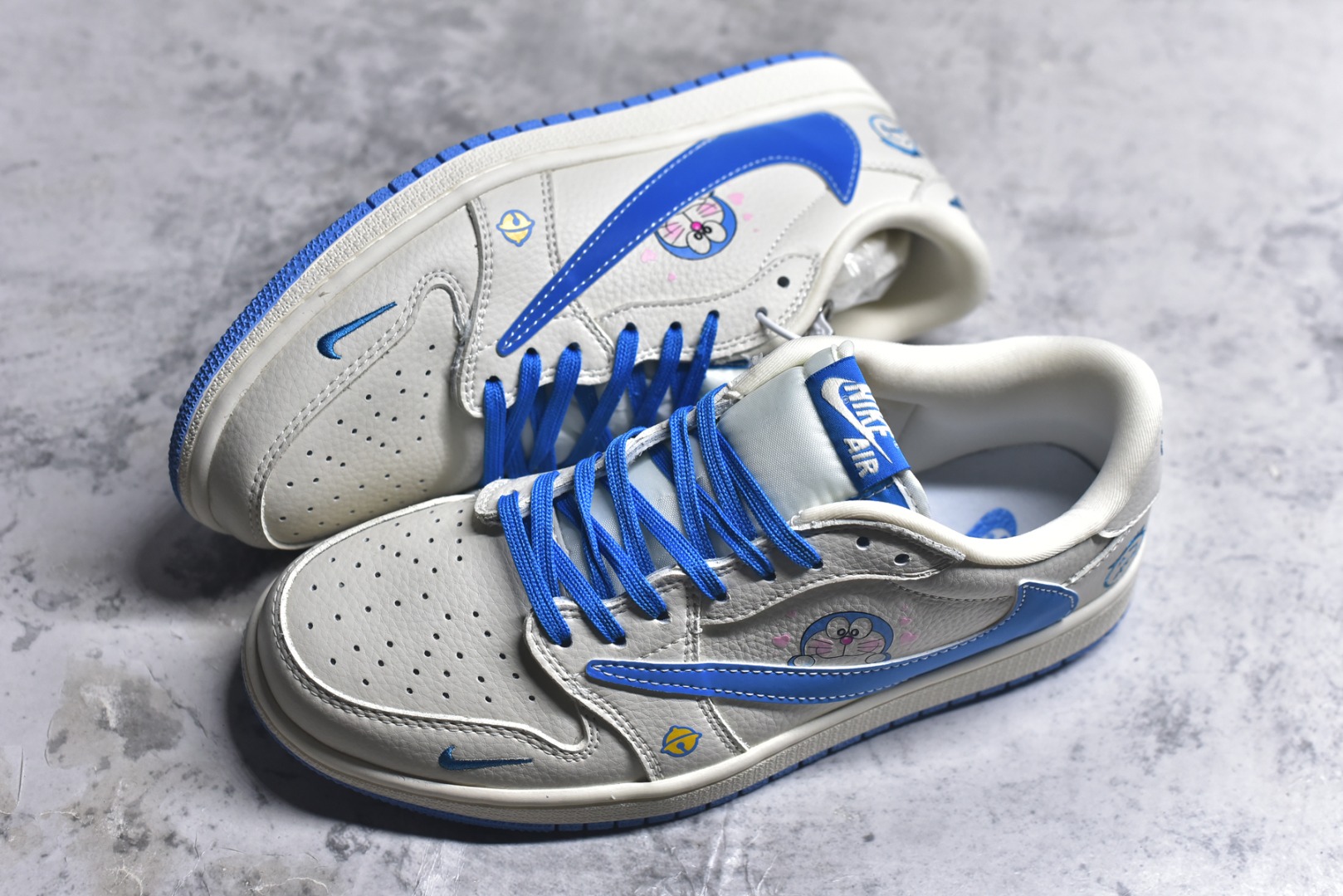 图片[7]-#海外爆款限量发售！Travis Scott x Fragment Design x Jordan Air Jordan 1 Low OG SP “叮当猫” 多方联名合作融合了Travi翻毛蓝勾s Scott 独特的音乐风格，藤原浩个性的设计风格以及Jordan品牌的经典元素 使其成为一双具有独特身份和价值的鞋子 清新而立体的外观加上联名标识更突出了其独特身份 这种配色方案显示出活力和时尚感 在视觉上引人注目 鞋身的质感和细腻的细节处理使其显得高端而格调十足 这款“倒钩”联名是设计与创意完美结合 融合多方的个性风格是一款备受瞩目的潮流鞋款 低帮休闲板鞋 定制鞋盒 大厂纯原品质出货 超高清洁度 皮料切割干净无任何毛边 细节完美 货号：XS2024-068 尺码：36 36.5 37.5 38 38.5 39 40 40.5 41 42 42.5 43 44 44.5 45-选品中心