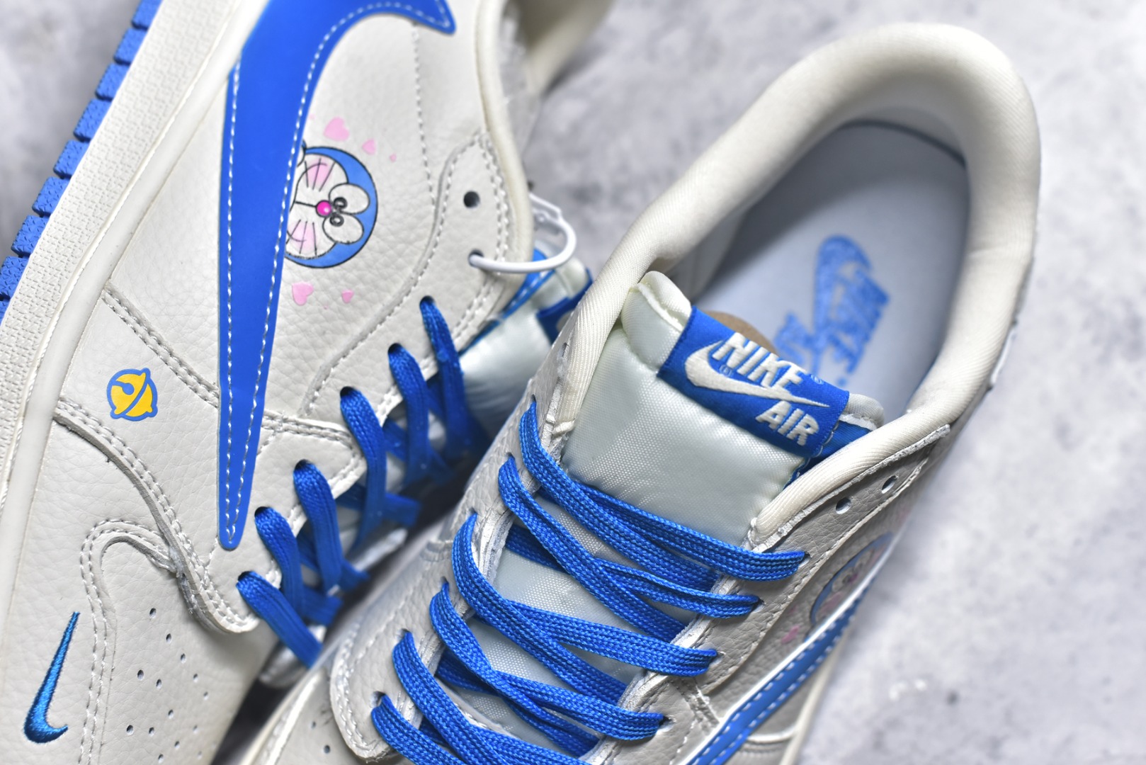 图片[9]-#海外爆款限量发售！Travis Scott x Fragment Design x Jordan Air Jordan 1 Low OG SP “叮当猫” 多方联名合作融合了Travi翻毛蓝勾s Scott 独特的音乐风格，藤原浩个性的设计风格以及Jordan品牌的经典元素 使其成为一双具有独特身份和价值的鞋子 清新而立体的外观加上联名标识更突出了其独特身份 这种配色方案显示出活力和时尚感 在视觉上引人注目 鞋身的质感和细腻的细节处理使其显得高端而格调十足 这款“倒钩”联名是设计与创意完美结合 融合多方的个性风格是一款备受瞩目的潮流鞋款 低帮休闲板鞋 定制鞋盒 大厂纯原品质出货 超高清洁度 皮料切割干净无任何毛边 细节完美 货号：XS2024-068 尺码：36 36.5 37.5 38 38.5 39 40 40.5 41 42 42.5 43 44 44.5 45-选品中心