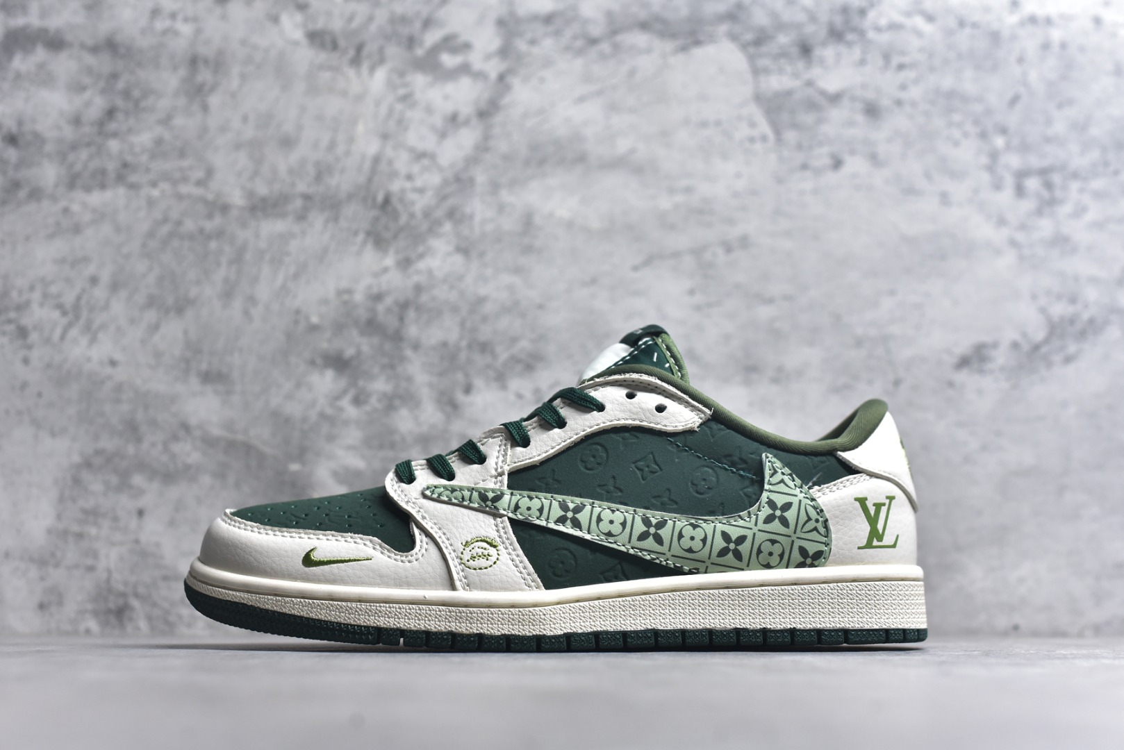 #海外爆款限量发售！Travis Scott x Fragment Design x Jordan Air Jordan 1 Low OG SP “LV联名——绿花勾” 多方联名合作融合了Travi翻毛蓝勾s Scott 独特的音乐风格，藤原浩个性的设计风格以及Jordan品牌的经典元素 使其成为一双具有独特身份和价值的鞋子 清新而立体的外观加上联名标识更突出了其独特身份 这种配色方案显示出活力和时尚感 在视觉上引人注目 鞋身的质感和细腻的细节处理使其显得高端而格调十足 这款“倒钩”联名是设计与创意完美结合 融合多方的个性风格是一款备受瞩目的潮流鞋款 低帮休闲板鞋 定制鞋盒 大厂纯原品质出货 超高清洁度 皮料切割干净无任何毛边 细节完美 货号：XS2024-061 尺码：36 36.5 37.5 38 38.5 39 40 40.5 41 42 42.5 43 44 44.5 45-选品中心