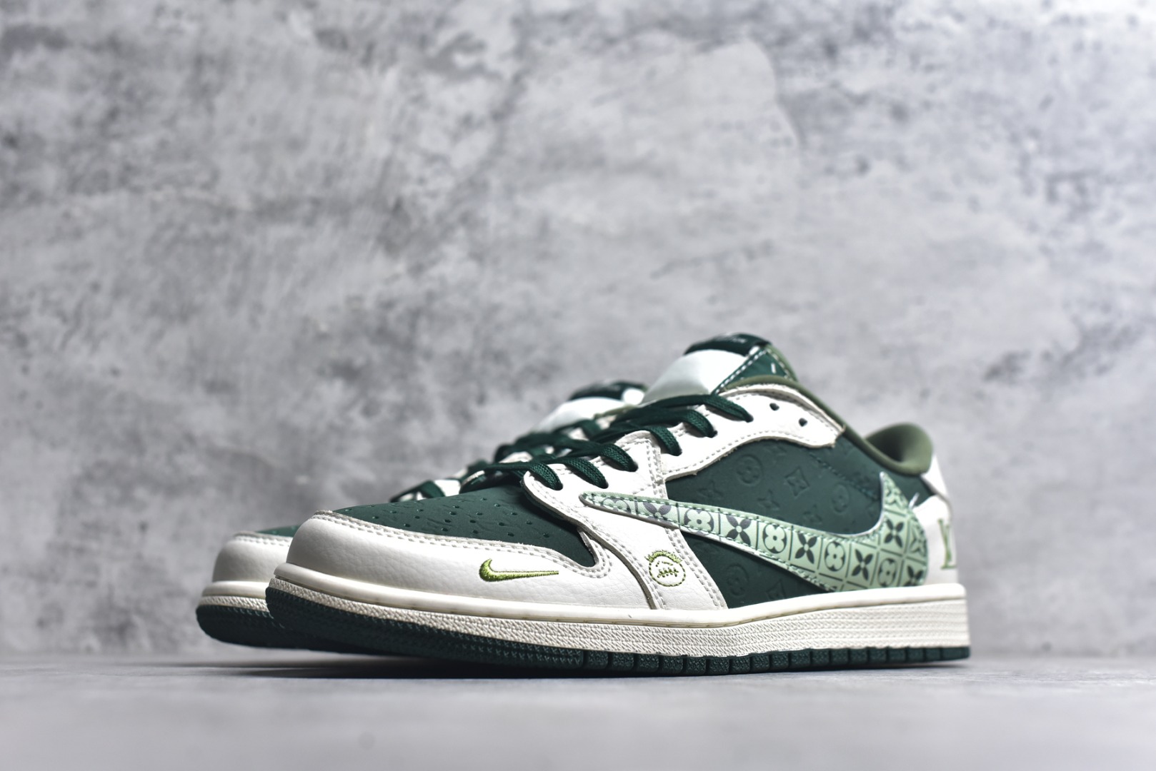 图片[2]-#海外爆款限量发售！Travis Scott x Fragment Design x Jordan Air Jordan 1 Low OG SP “LV联名——绿花勾” 多方联名合作融合了Travi翻毛蓝勾s Scott 独特的音乐风格，藤原浩个性的设计风格以及Jordan品牌的经典元素 使其成为一双具有独特身份和价值的鞋子 清新而立体的外观加上联名标识更突出了其独特身份 这种配色方案显示出活力和时尚感 在视觉上引人注目 鞋身的质感和细腻的细节处理使其显得高端而格调十足 这款“倒钩”联名是设计与创意完美结合 融合多方的个性风格是一款备受瞩目的潮流鞋款 低帮休闲板鞋 定制鞋盒 大厂纯原品质出货 超高清洁度 皮料切割干净无任何毛边 细节完美 货号：XS2024-061 尺码：36 36.5 37.5 38 38.5 39 40 40.5 41 42 42.5 43 44 44.5 45-选品中心