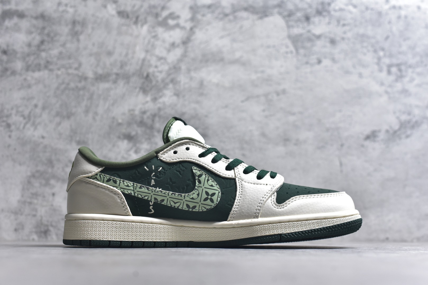 图片[3]-#海外爆款限量发售！Travis Scott x Fragment Design x Jordan Air Jordan 1 Low OG SP “LV联名——绿花勾” 多方联名合作融合了Travi翻毛蓝勾s Scott 独特的音乐风格，藤原浩个性的设计风格以及Jordan品牌的经典元素 使其成为一双具有独特身份和价值的鞋子 清新而立体的外观加上联名标识更突出了其独特身份 这种配色方案显示出活力和时尚感 在视觉上引人注目 鞋身的质感和细腻的细节处理使其显得高端而格调十足 这款“倒钩”联名是设计与创意完美结合 融合多方的个性风格是一款备受瞩目的潮流鞋款 低帮休闲板鞋 定制鞋盒 大厂纯原品质出货 超高清洁度 皮料切割干净无任何毛边 细节完美 货号：XS2024-061 尺码：36 36.5 37.5 38 38.5 39 40 40.5 41 42 42.5 43 44 44.5 45-选品中心