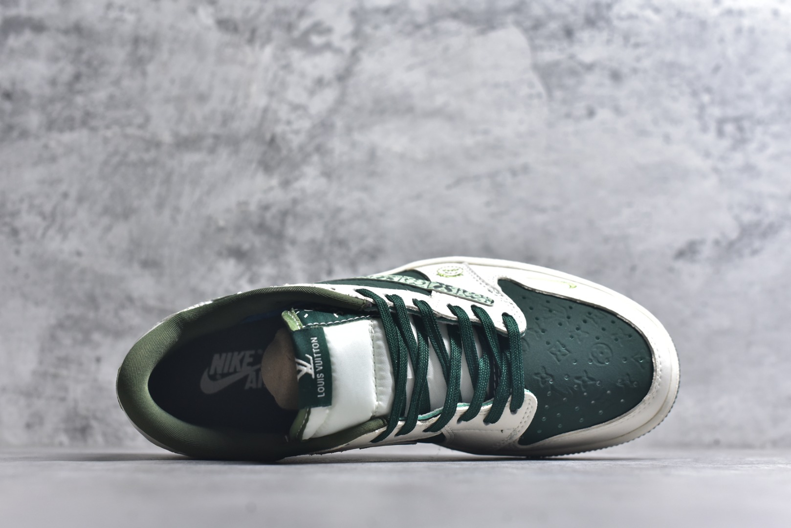 图片[4]-#海外爆款限量发售！Travis Scott x Fragment Design x Jordan Air Jordan 1 Low OG SP “LV联名——绿花勾” 多方联名合作融合了Travi翻毛蓝勾s Scott 独特的音乐风格，藤原浩个性的设计风格以及Jordan品牌的经典元素 使其成为一双具有独特身份和价值的鞋子 清新而立体的外观加上联名标识更突出了其独特身份 这种配色方案显示出活力和时尚感 在视觉上引人注目 鞋身的质感和细腻的细节处理使其显得高端而格调十足 这款“倒钩”联名是设计与创意完美结合 融合多方的个性风格是一款备受瞩目的潮流鞋款 低帮休闲板鞋 定制鞋盒 大厂纯原品质出货 超高清洁度 皮料切割干净无任何毛边 细节完美 货号：XS2024-061 尺码：36 36.5 37.5 38 38.5 39 40 40.5 41 42 42.5 43 44 44.5 45-选品中心