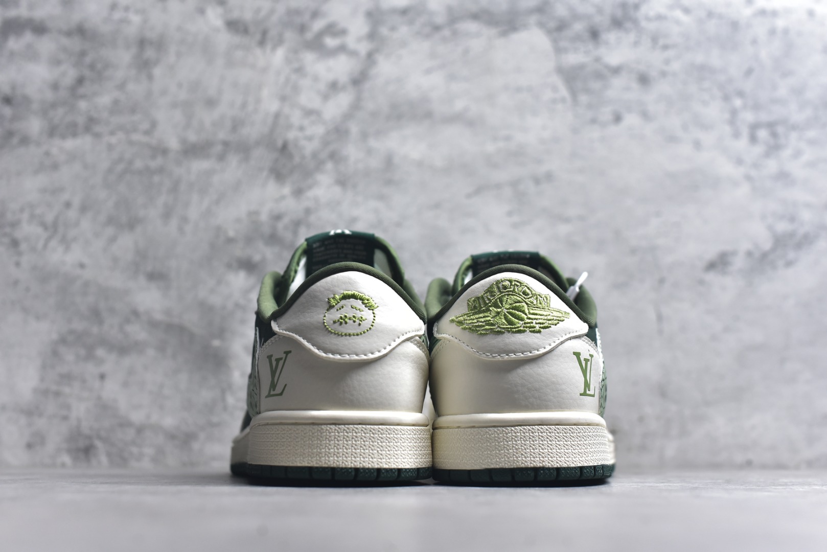 图片[5]-#海外爆款限量发售！Travis Scott x Fragment Design x Jordan Air Jordan 1 Low OG SP “LV联名——绿花勾” 多方联名合作融合了Travi翻毛蓝勾s Scott 独特的音乐风格，藤原浩个性的设计风格以及Jordan品牌的经典元素 使其成为一双具有独特身份和价值的鞋子 清新而立体的外观加上联名标识更突出了其独特身份 这种配色方案显示出活力和时尚感 在视觉上引人注目 鞋身的质感和细腻的细节处理使其显得高端而格调十足 这款“倒钩”联名是设计与创意完美结合 融合多方的个性风格是一款备受瞩目的潮流鞋款 低帮休闲板鞋 定制鞋盒 大厂纯原品质出货 超高清洁度 皮料切割干净无任何毛边 细节完美 货号：XS2024-061 尺码：36 36.5 37.5 38 38.5 39 40 40.5 41 42 42.5 43 44 44.5 45-选品中心