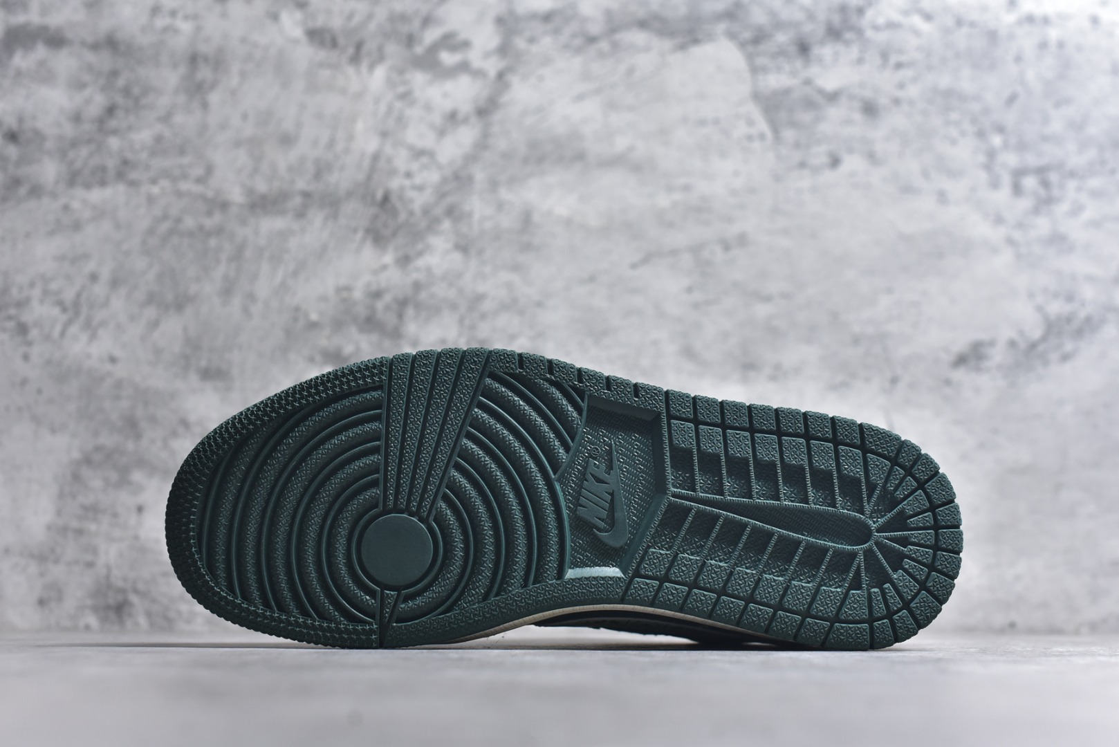 图片[6]-#海外爆款限量发售！Travis Scott x Fragment Design x Jordan Air Jordan 1 Low OG SP “LV联名——绿花勾” 多方联名合作融合了Travi翻毛蓝勾s Scott 独特的音乐风格，藤原浩个性的设计风格以及Jordan品牌的经典元素 使其成为一双具有独特身份和价值的鞋子 清新而立体的外观加上联名标识更突出了其独特身份 这种配色方案显示出活力和时尚感 在视觉上引人注目 鞋身的质感和细腻的细节处理使其显得高端而格调十足 这款“倒钩”联名是设计与创意完美结合 融合多方的个性风格是一款备受瞩目的潮流鞋款 低帮休闲板鞋 定制鞋盒 大厂纯原品质出货 超高清洁度 皮料切割干净无任何毛边 细节完美 货号：XS2024-061 尺码：36 36.5 37.5 38 38.5 39 40 40.5 41 42 42.5 43 44 44.5 45-选品中心