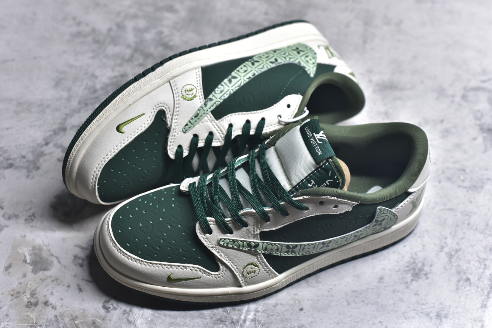 图片[7]-#海外爆款限量发售！Travis Scott x Fragment Design x Jordan Air Jordan 1 Low OG SP “LV联名——绿花勾” 多方联名合作融合了Travi翻毛蓝勾s Scott 独特的音乐风格，藤原浩个性的设计风格以及Jordan品牌的经典元素 使其成为一双具有独特身份和价值的鞋子 清新而立体的外观加上联名标识更突出了其独特身份 这种配色方案显示出活力和时尚感 在视觉上引人注目 鞋身的质感和细腻的细节处理使其显得高端而格调十足 这款“倒钩”联名是设计与创意完美结合 融合多方的个性风格是一款备受瞩目的潮流鞋款 低帮休闲板鞋 定制鞋盒 大厂纯原品质出货 超高清洁度 皮料切割干净无任何毛边 细节完美 货号：XS2024-061 尺码：36 36.5 37.5 38 38.5 39 40 40.5 41 42 42.5 43 44 44.5 45-选品中心