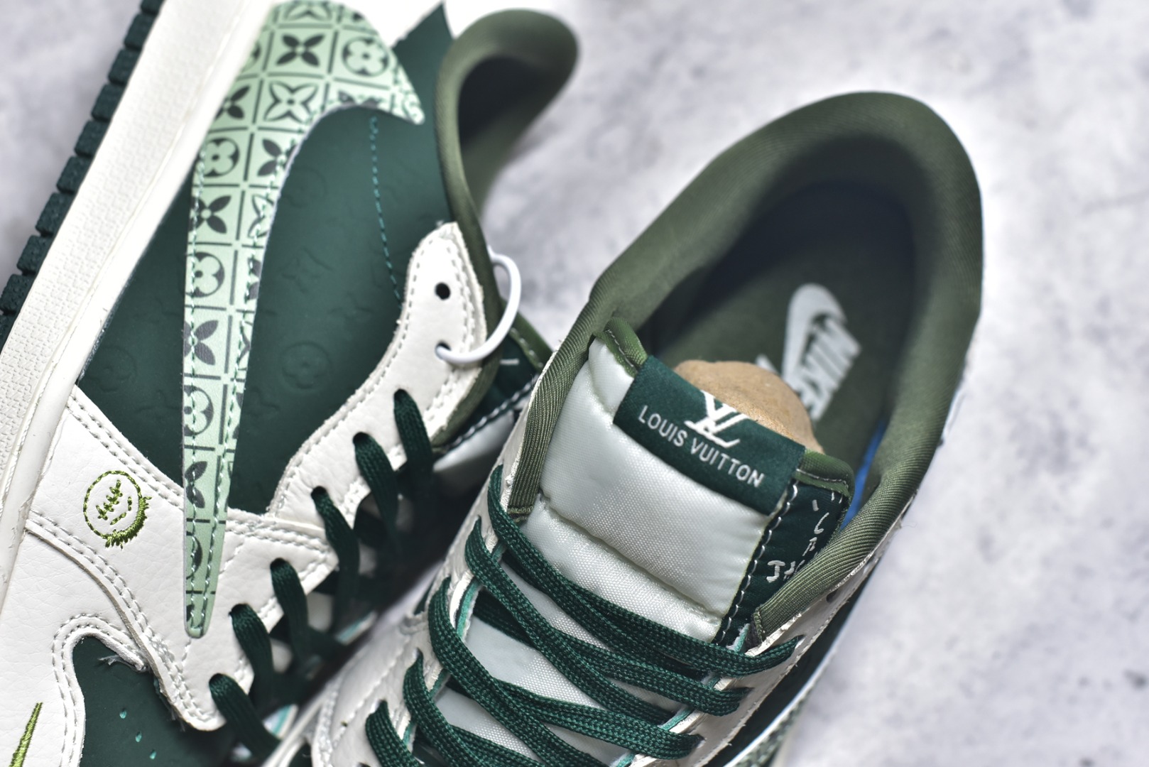 图片[9]-#海外爆款限量发售！Travis Scott x Fragment Design x Jordan Air Jordan 1 Low OG SP “LV联名——绿花勾” 多方联名合作融合了Travi翻毛蓝勾s Scott 独特的音乐风格，藤原浩个性的设计风格以及Jordan品牌的经典元素 使其成为一双具有独特身份和价值的鞋子 清新而立体的外观加上联名标识更突出了其独特身份 这种配色方案显示出活力和时尚感 在视觉上引人注目 鞋身的质感和细腻的细节处理使其显得高端而格调十足 这款“倒钩”联名是设计与创意完美结合 融合多方的个性风格是一款备受瞩目的潮流鞋款 低帮休闲板鞋 定制鞋盒 大厂纯原品质出货 超高清洁度 皮料切割干净无任何毛边 细节完美 货号：XS2024-061 尺码：36 36.5 37.5 38 38.5 39 40 40.5 41 42 42.5 43 44 44.5 45-选品中心