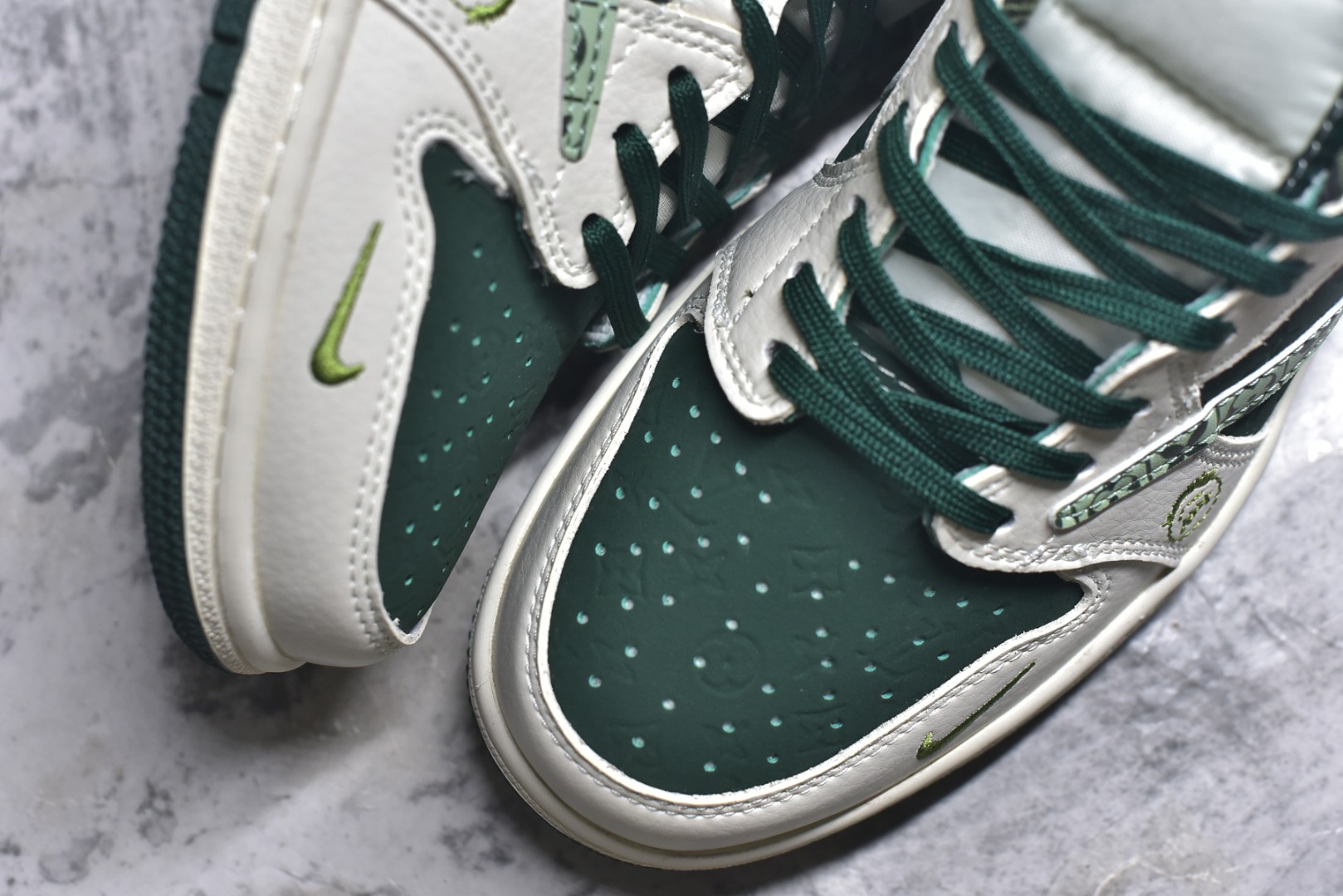 图片[8]-#海外爆款限量发售！Travis Scott x Fragment Design x Jordan Air Jordan 1 Low OG SP “LV联名——绿花勾” 多方联名合作融合了Travi翻毛蓝勾s Scott 独特的音乐风格，藤原浩个性的设计风格以及Jordan品牌的经典元素 使其成为一双具有独特身份和价值的鞋子 清新而立体的外观加上联名标识更突出了其独特身份 这种配色方案显示出活力和时尚感 在视觉上引人注目 鞋身的质感和细腻的细节处理使其显得高端而格调十足 这款“倒钩”联名是设计与创意完美结合 融合多方的个性风格是一款备受瞩目的潮流鞋款 低帮休闲板鞋 定制鞋盒 大厂纯原品质出货 超高清洁度 皮料切割干净无任何毛边 细节完美 货号：XS2024-061 尺码：36 36.5 37.5 38 38.5 39 40 40.5 41 42 42.5 43 44 44.5 45-选品中心