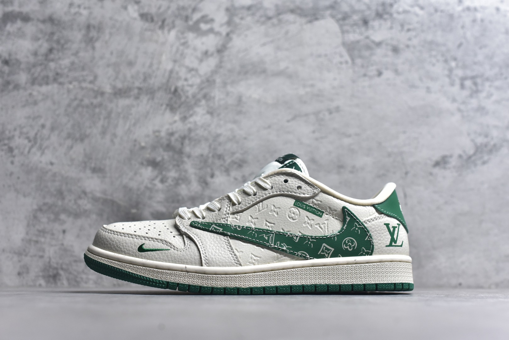 # Nike Air Jordan 1 x Travis Scott AJ1倒勾 乔一倒钩 ‘DIY’定制 耐克 低帮文化篮球鞋 完美品质出货 细节如图所示 鞋面切割工整 冲孔整齐干净 中底拉帮线 整体清洁度非常好 货号：XS2025-064 尺码：36 36.5 37.5 38 38.5 39 40 40.5 41 42 42.5 43 44 45-选品中心