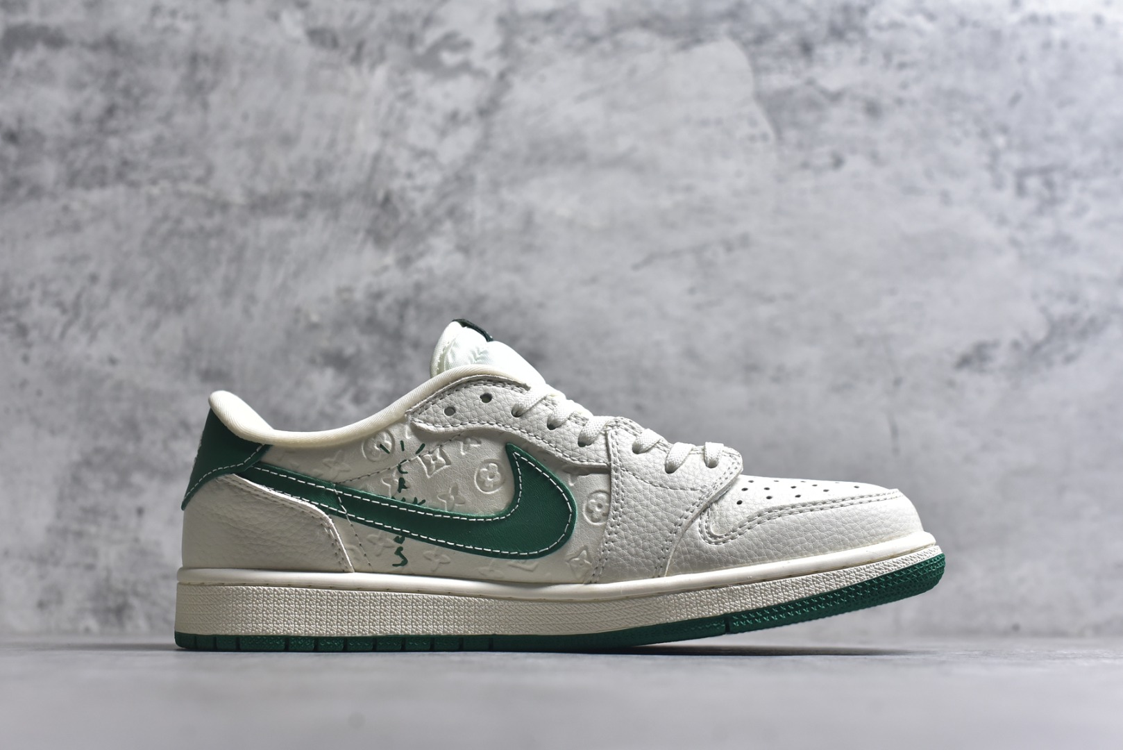 图片[3]-# Nike Air Jordan 1 x Travis Scott AJ1倒勾 乔一倒钩 ‘DIY’定制 耐克 低帮文化篮球鞋 完美品质出货 细节如图所示 鞋面切割工整 冲孔整齐干净 中底拉帮线 整体清洁度非常好 货号：XS2025-064 尺码：36 36.5 37.5 38 38.5 39 40 40.5 41 42 42.5 43 44 45-选品中心