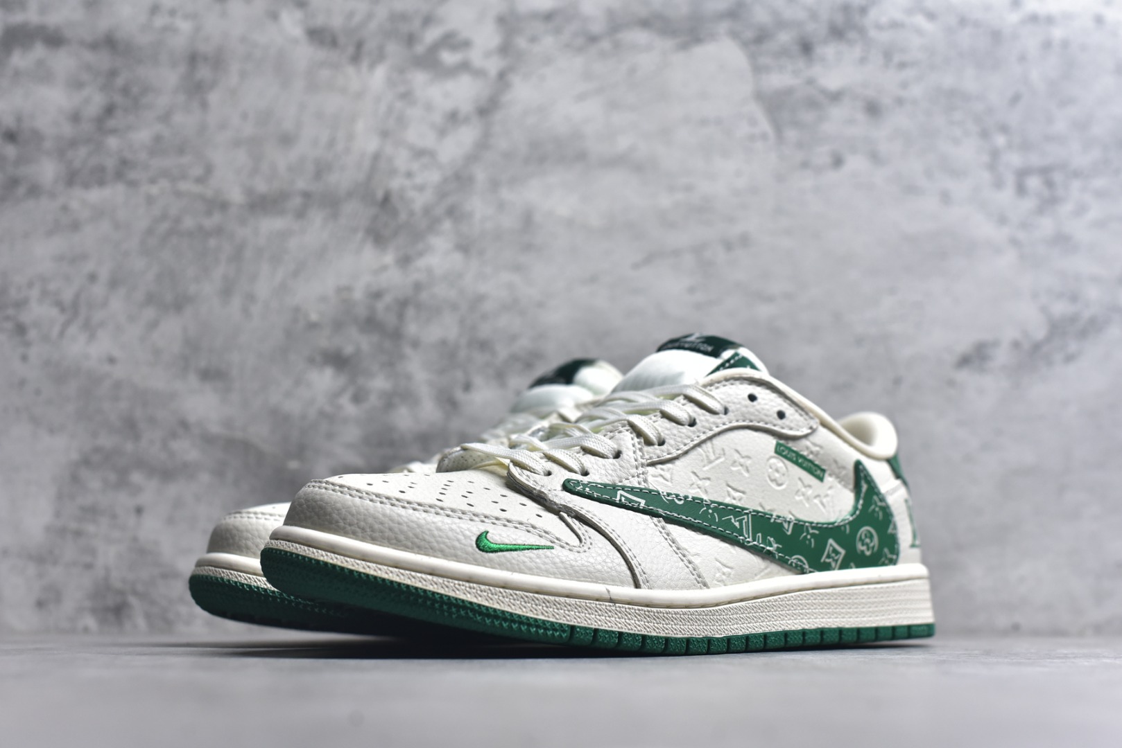 图片[2]-# Nike Air Jordan 1 x Travis Scott AJ1倒勾 乔一倒钩 ‘DIY’定制 耐克 低帮文化篮球鞋 完美品质出货 细节如图所示 鞋面切割工整 冲孔整齐干净 中底拉帮线 整体清洁度非常好 货号：XS2025-064 尺码：36 36.5 37.5 38 38.5 39 40 40.5 41 42 42.5 43 44 45-选品中心