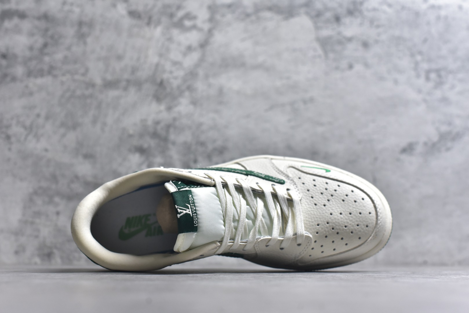 图片[4]-# Nike Air Jordan 1 x Travis Scott AJ1倒勾 乔一倒钩 ‘DIY’定制 耐克 低帮文化篮球鞋 完美品质出货 细节如图所示 鞋面切割工整 冲孔整齐干净 中底拉帮线 整体清洁度非常好 货号：XS2025-064 尺码：36 36.5 37.5 38 38.5 39 40 40.5 41 42 42.5 43 44 45-选品中心