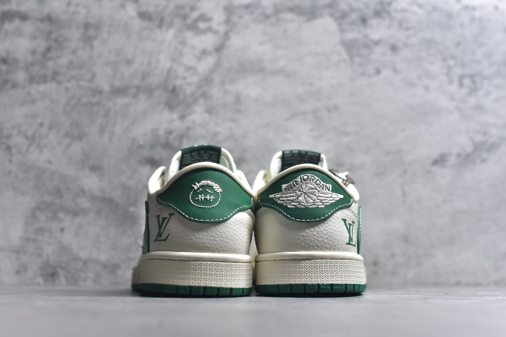 图片[5]-# Nike Air Jordan 1 x Travis Scott AJ1倒勾 乔一倒钩 ‘DIY’定制 耐克 低帮文化篮球鞋 完美品质出货 细节如图所示 鞋面切割工整 冲孔整齐干净 中底拉帮线 整体清洁度非常好 货号：XS2025-064 尺码：36 36.5 37.5 38 38.5 39 40 40.5 41 42 42.5 43 44 45-选品中心