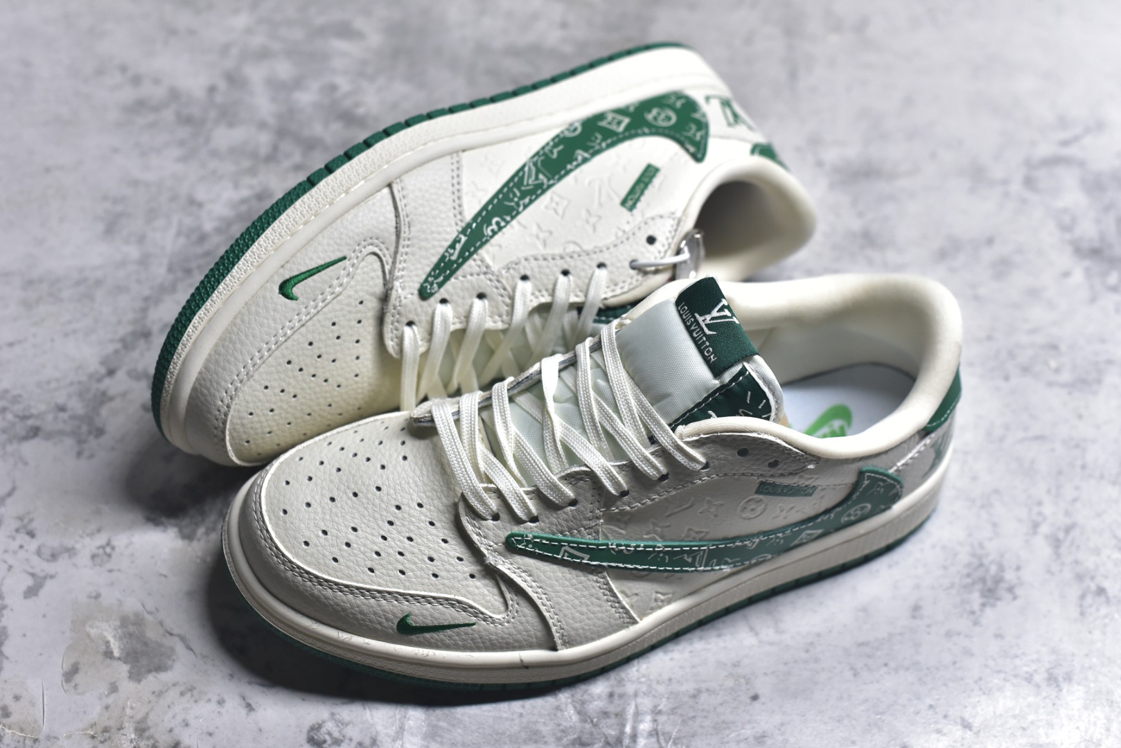 图片[7]-# Nike Air Jordan 1 x Travis Scott AJ1倒勾 乔一倒钩 ‘DIY’定制 耐克 低帮文化篮球鞋 完美品质出货 细节如图所示 鞋面切割工整 冲孔整齐干净 中底拉帮线 整体清洁度非常好 货号：XS2025-064 尺码：36 36.5 37.5 38 38.5 39 40 40.5 41 42 42.5 43 44 45-选品中心