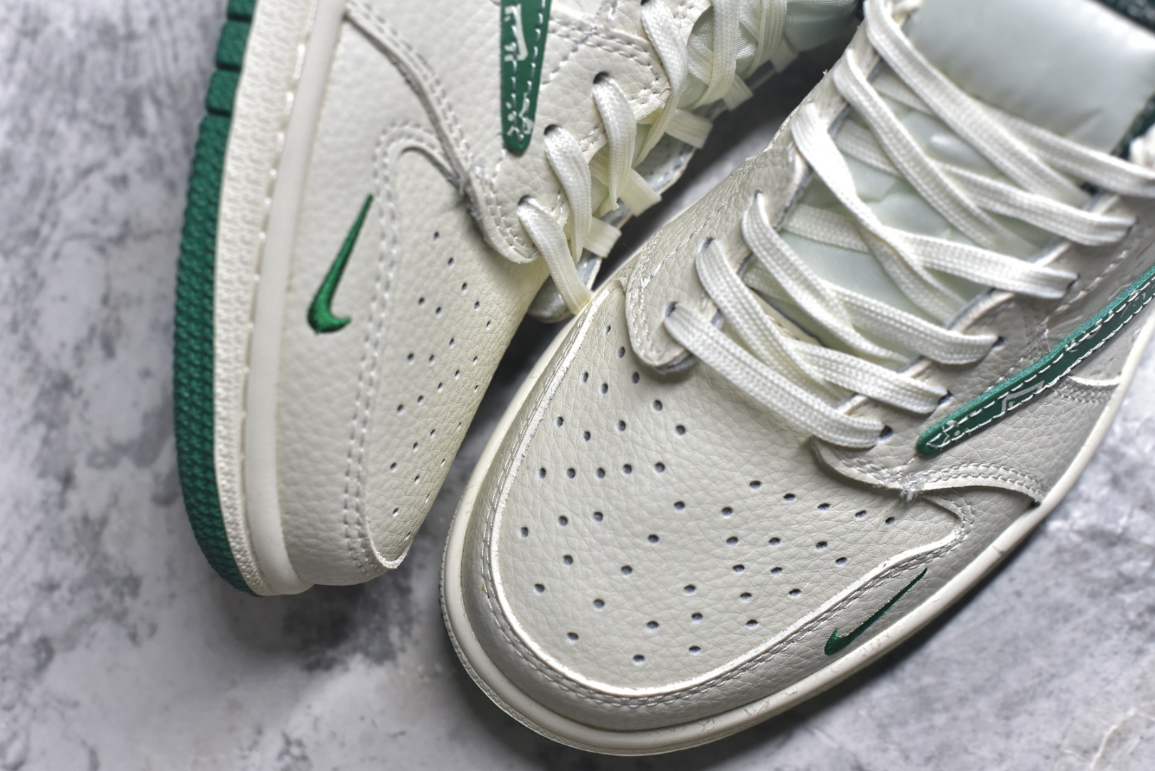 图片[8]-# Nike Air Jordan 1 x Travis Scott AJ1倒勾 乔一倒钩 ‘DIY’定制 耐克 低帮文化篮球鞋 完美品质出货 细节如图所示 鞋面切割工整 冲孔整齐干净 中底拉帮线 整体清洁度非常好 货号：XS2025-064 尺码：36 36.5 37.5 38 38.5 39 40 40.5 41 42 42.5 43 44 45-选品中心