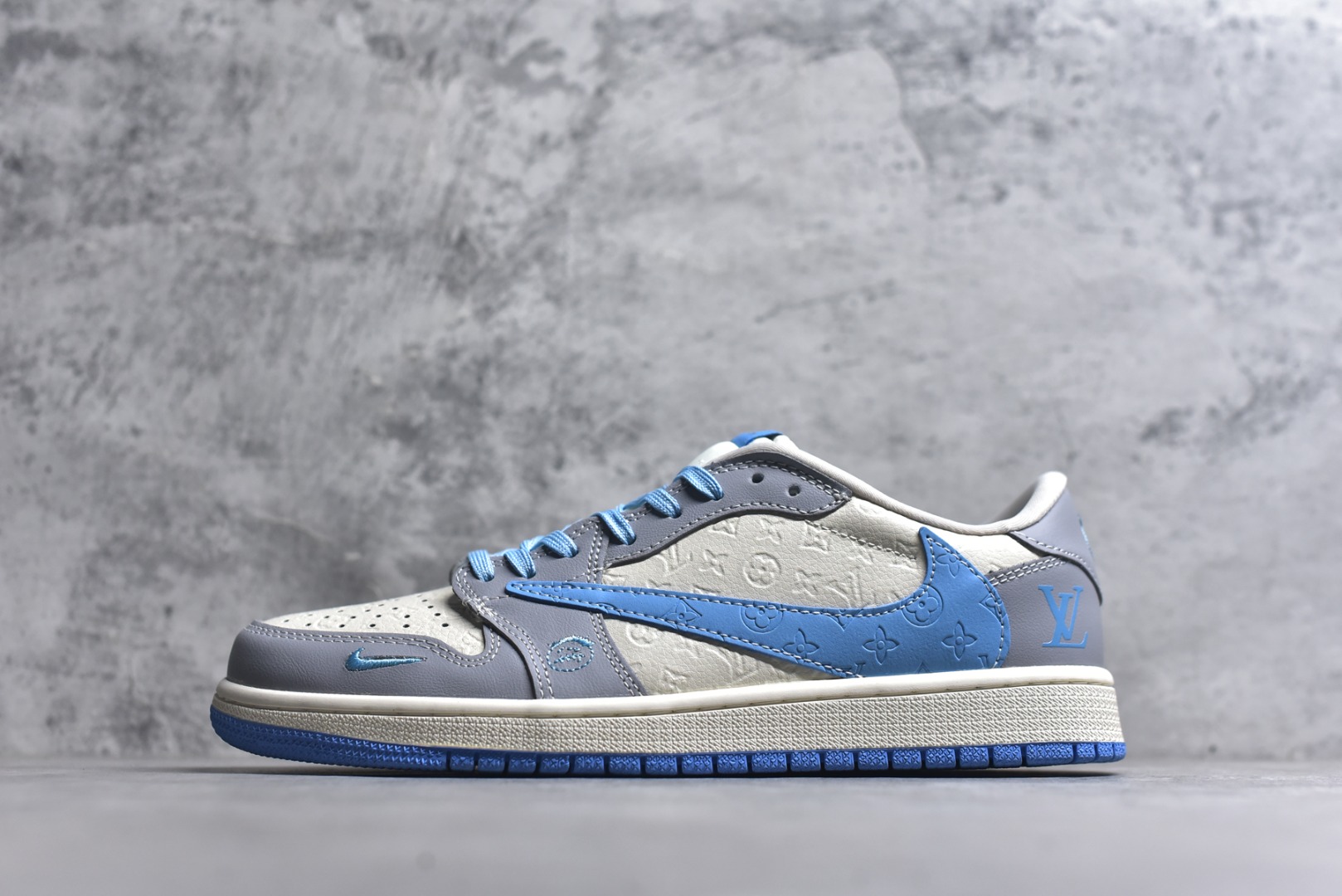 #海外爆款限量发售！Travis Scott x Fragment Design x Jordan Air Jordan 1 Low OG SP “LV联名——灰蓝勾” 多方联名合作融合了Travi翻毛蓝勾s Scott 独特的音乐风格，藤原浩个性的设计风格以及Jordan品牌的经典元素 使其成为一双具有独特身份和价值的鞋子 清新而立体的外观加上联名标识更突出了其独特身份 这种配色方案显示出活力和时尚感 在视觉上引人注目 鞋身的质感和细腻的细节处理使其显得高端而格调十足 这款“倒钩”联名是设计与创意完美结合 融合多方的个性风格是一款备受瞩目的潮流鞋款 低帮休闲板鞋 定制鞋盒 大厂纯原品质出货 超高清洁度 皮料切割干净无任何毛边 细节完美 货号：XS2024-059 尺码：36 36.5 37.5 38 38.5 39 40 40.5 41 42 42.5 43 44 44.5 45-选品中心