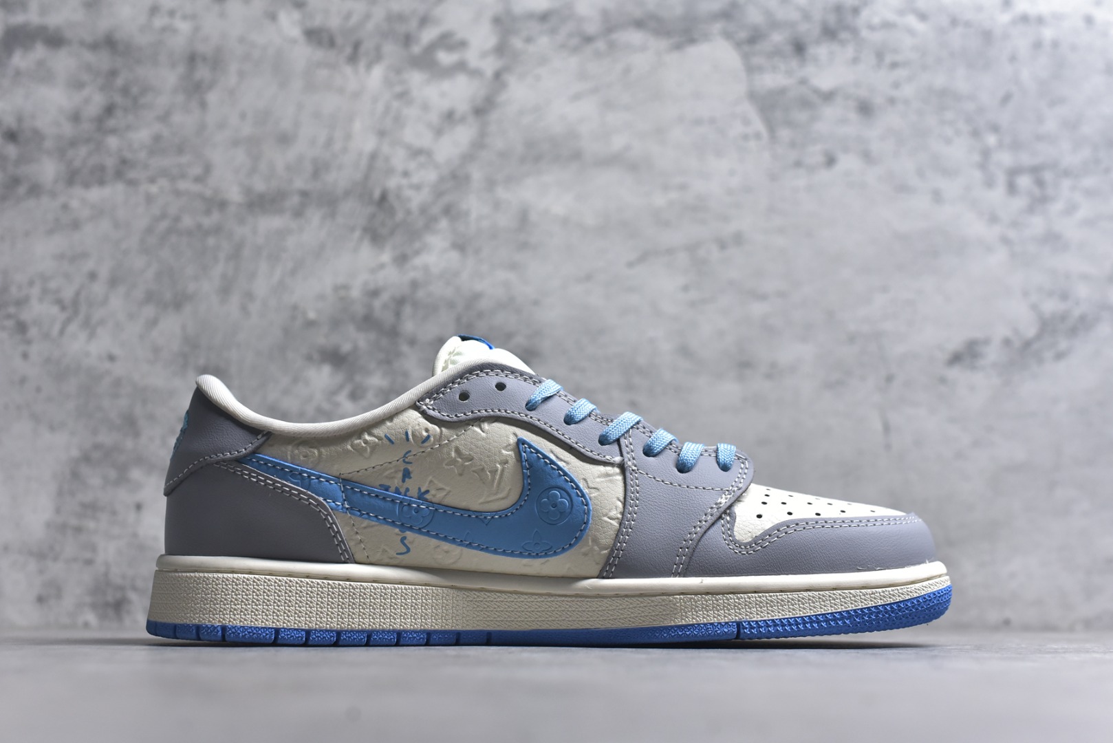 图片[3]-#海外爆款限量发售！Travis Scott x Fragment Design x Jordan Air Jordan 1 Low OG SP “LV联名——灰蓝勾” 多方联名合作融合了Travi翻毛蓝勾s Scott 独特的音乐风格，藤原浩个性的设计风格以及Jordan品牌的经典元素 使其成为一双具有独特身份和价值的鞋子 清新而立体的外观加上联名标识更突出了其独特身份 这种配色方案显示出活力和时尚感 在视觉上引人注目 鞋身的质感和细腻的细节处理使其显得高端而格调十足 这款“倒钩”联名是设计与创意完美结合 融合多方的个性风格是一款备受瞩目的潮流鞋款 低帮休闲板鞋 定制鞋盒 大厂纯原品质出货 超高清洁度 皮料切割干净无任何毛边 细节完美 货号：XS2024-059 尺码：36 36.5 37.5 38 38.5 39 40 40.5 41 42 42.5 43 44 44.5 45-选品中心