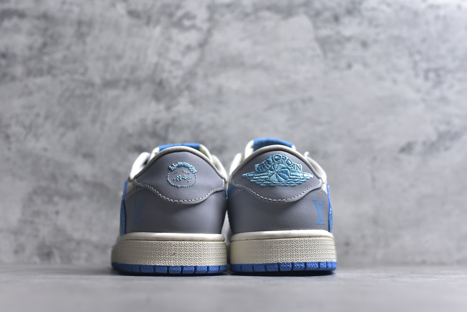 图片[5]-#海外爆款限量发售！Travis Scott x Fragment Design x Jordan Air Jordan 1 Low OG SP “LV联名——灰蓝勾” 多方联名合作融合了Travi翻毛蓝勾s Scott 独特的音乐风格，藤原浩个性的设计风格以及Jordan品牌的经典元素 使其成为一双具有独特身份和价值的鞋子 清新而立体的外观加上联名标识更突出了其独特身份 这种配色方案显示出活力和时尚感 在视觉上引人注目 鞋身的质感和细腻的细节处理使其显得高端而格调十足 这款“倒钩”联名是设计与创意完美结合 融合多方的个性风格是一款备受瞩目的潮流鞋款 低帮休闲板鞋 定制鞋盒 大厂纯原品质出货 超高清洁度 皮料切割干净无任何毛边 细节完美 货号：XS2024-059 尺码：36 36.5 37.5 38 38.5 39 40 40.5 41 42 42.5 43 44 44.5 45-选品中心