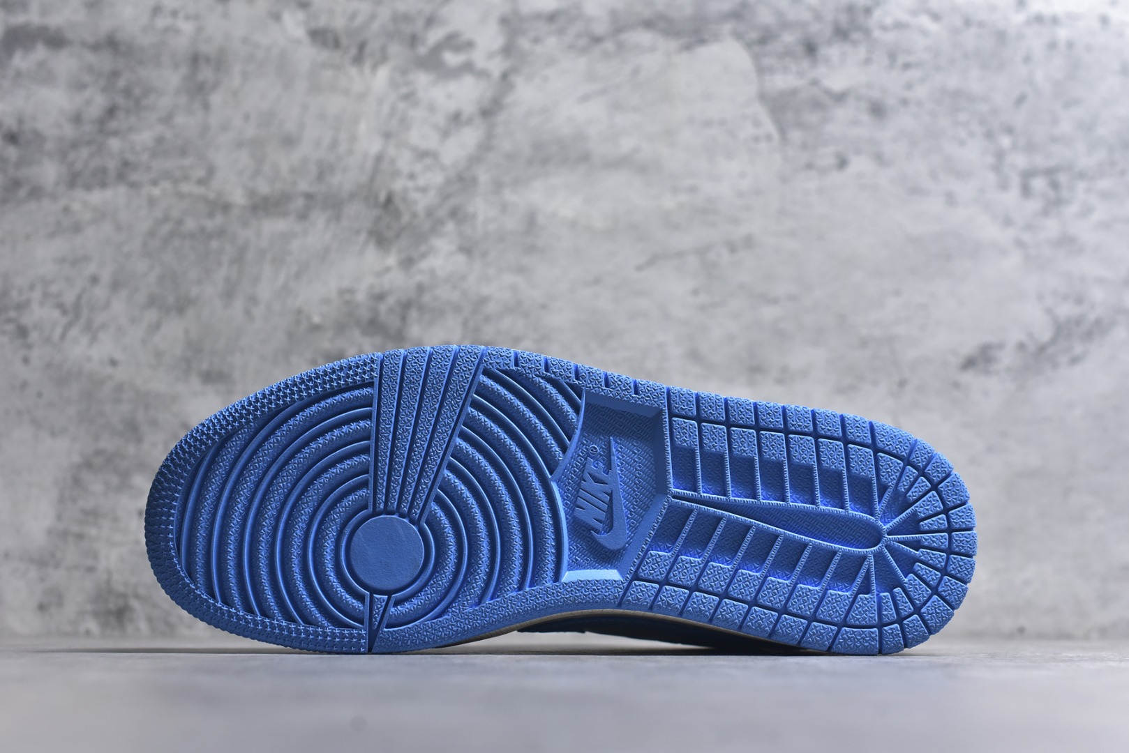 图片[6]-#海外爆款限量发售！Travis Scott x Fragment Design x Jordan Air Jordan 1 Low OG SP “LV联名——灰蓝勾” 多方联名合作融合了Travi翻毛蓝勾s Scott 独特的音乐风格，藤原浩个性的设计风格以及Jordan品牌的经典元素 使其成为一双具有独特身份和价值的鞋子 清新而立体的外观加上联名标识更突出了其独特身份 这种配色方案显示出活力和时尚感 在视觉上引人注目 鞋身的质感和细腻的细节处理使其显得高端而格调十足 这款“倒钩”联名是设计与创意完美结合 融合多方的个性风格是一款备受瞩目的潮流鞋款 低帮休闲板鞋 定制鞋盒 大厂纯原品质出货 超高清洁度 皮料切割干净无任何毛边 细节完美 货号：XS2024-059 尺码：36 36.5 37.5 38 38.5 39 40 40.5 41 42 42.5 43 44 44.5 45-选品中心