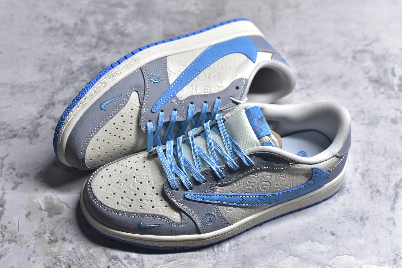 图片[7]-#海外爆款限量发售！Travis Scott x Fragment Design x Jordan Air Jordan 1 Low OG SP “LV联名——灰蓝勾” 多方联名合作融合了Travi翻毛蓝勾s Scott 独特的音乐风格，藤原浩个性的设计风格以及Jordan品牌的经典元素 使其成为一双具有独特身份和价值的鞋子 清新而立体的外观加上联名标识更突出了其独特身份 这种配色方案显示出活力和时尚感 在视觉上引人注目 鞋身的质感和细腻的细节处理使其显得高端而格调十足 这款“倒钩”联名是设计与创意完美结合 融合多方的个性风格是一款备受瞩目的潮流鞋款 低帮休闲板鞋 定制鞋盒 大厂纯原品质出货 超高清洁度 皮料切割干净无任何毛边 细节完美 货号：XS2024-059 尺码：36 36.5 37.5 38 38.5 39 40 40.5 41 42 42.5 43 44 44.5 45-选品中心