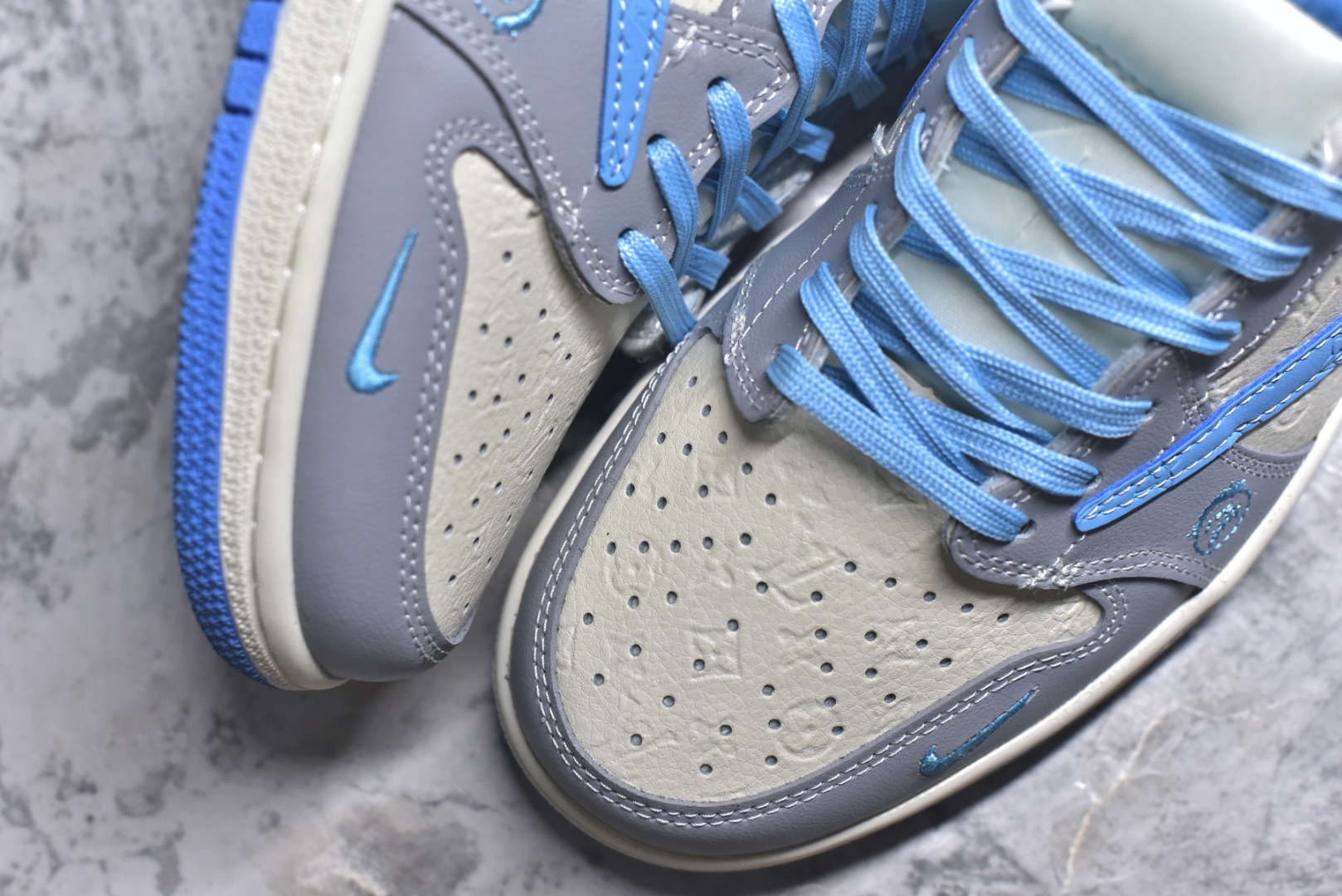 图片[8]-#海外爆款限量发售！Travis Scott x Fragment Design x Jordan Air Jordan 1 Low OG SP “LV联名——灰蓝勾” 多方联名合作融合了Travi翻毛蓝勾s Scott 独特的音乐风格，藤原浩个性的设计风格以及Jordan品牌的经典元素 使其成为一双具有独特身份和价值的鞋子 清新而立体的外观加上联名标识更突出了其独特身份 这种配色方案显示出活力和时尚感 在视觉上引人注目 鞋身的质感和细腻的细节处理使其显得高端而格调十足 这款“倒钩”联名是设计与创意完美结合 融合多方的个性风格是一款备受瞩目的潮流鞋款 低帮休闲板鞋 定制鞋盒 大厂纯原品质出货 超高清洁度 皮料切割干净无任何毛边 细节完美 货号：XS2024-059 尺码：36 36.5 37.5 38 38.5 39 40 40.5 41 42 42.5 43 44 44.5 45-选品中心