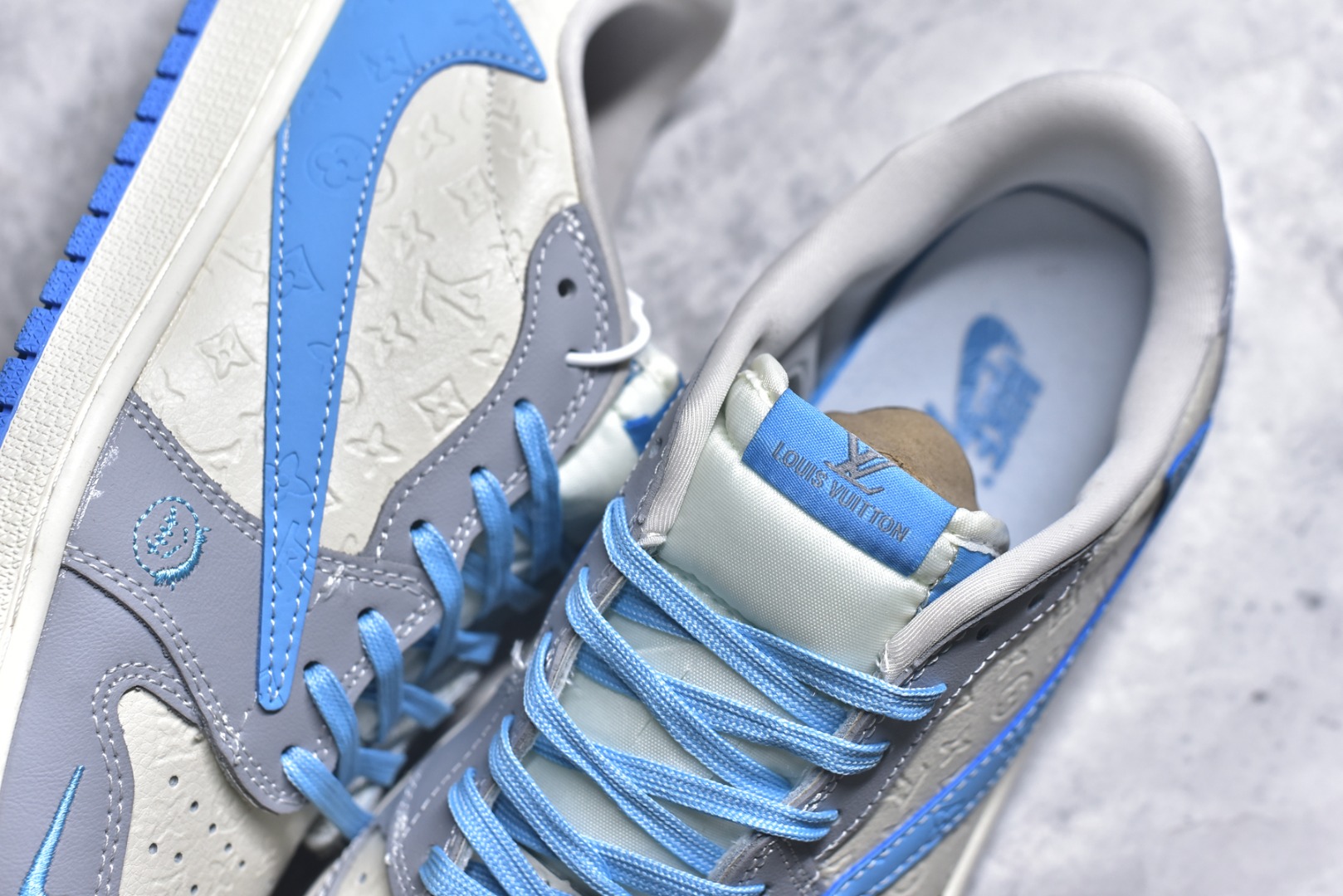 图片[9]-#海外爆款限量发售！Travis Scott x Fragment Design x Jordan Air Jordan 1 Low OG SP “LV联名——灰蓝勾” 多方联名合作融合了Travi翻毛蓝勾s Scott 独特的音乐风格，藤原浩个性的设计风格以及Jordan品牌的经典元素 使其成为一双具有独特身份和价值的鞋子 清新而立体的外观加上联名标识更突出了其独特身份 这种配色方案显示出活力和时尚感 在视觉上引人注目 鞋身的质感和细腻的细节处理使其显得高端而格调十足 这款“倒钩”联名是设计与创意完美结合 融合多方的个性风格是一款备受瞩目的潮流鞋款 低帮休闲板鞋 定制鞋盒 大厂纯原品质出货 超高清洁度 皮料切割干净无任何毛边 细节完美 货号：XS2024-059 尺码：36 36.5 37.5 38 38.5 39 40 40.5 41 42 42.5 43 44 44.5 45-选品中心