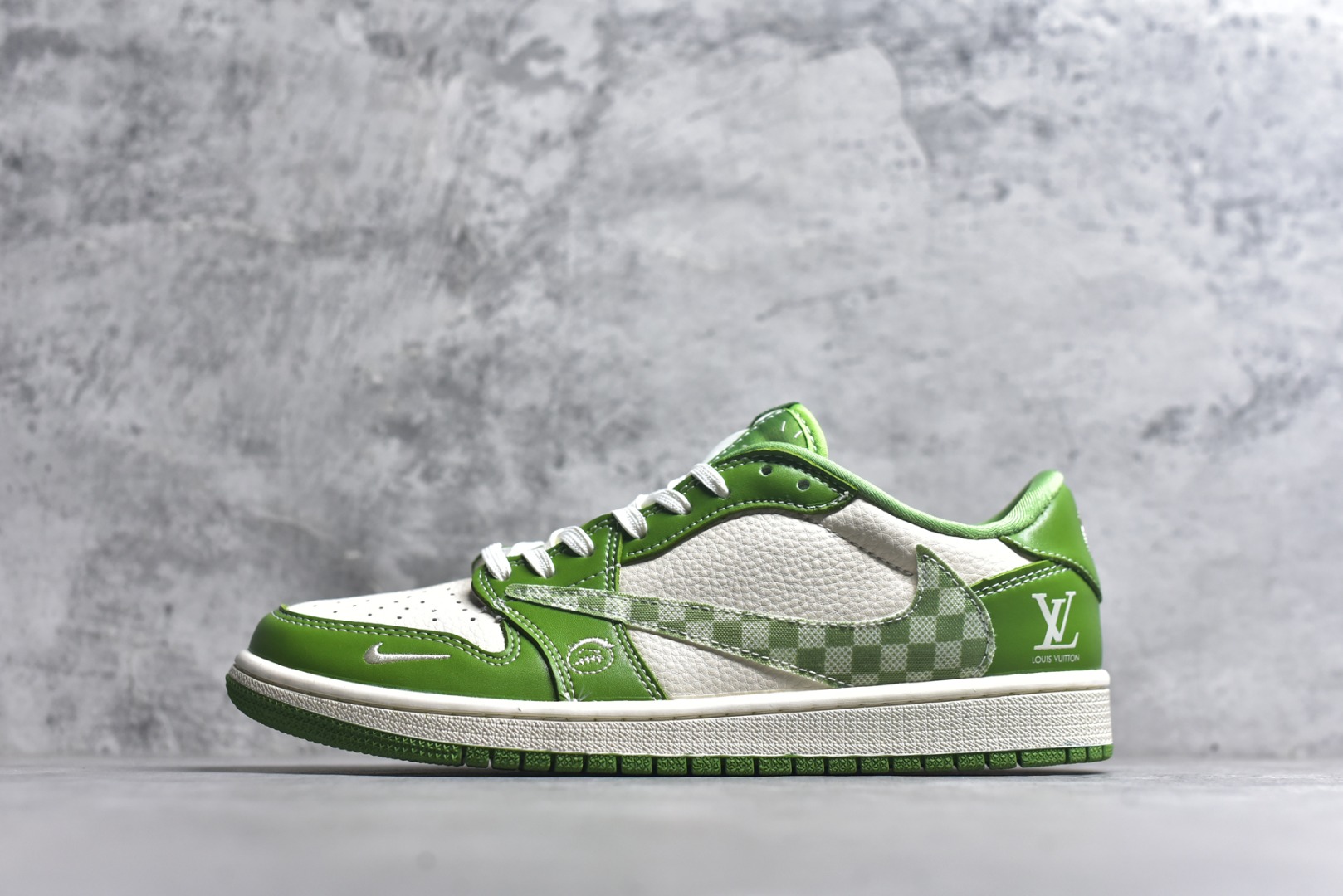 #Travis Scott x Fragment Design x Jordan Air Jordan 1 Low OG SP “LV联名——春绿方格” 多方联名合作融合了Travi翻毛蓝勾s Scott 独特的音乐风格，藤原浩个性的设计风格以及Jordan品牌的经典元素 使其成为一双具有独特身份和价值的鞋子 清新而立体的外观加上联名标识更突出了其独特身份 这种配色方案显示出活力和时尚感 在视觉上引人注目 鞋身的质感和细腻的细节处理使其显得高端而格调十足 这款“倒钩”联名是设计与创意完美结合 融合多方的个性风格是一款备受瞩目的潮流鞋款 低帮休闲板鞋 定制鞋盒 大厂纯原品质出货 超高清洁度 皮料切割干净无任何毛边 细节完美 货号：XS2024-058 尺码：36 36.5 37.5 38 38.5 39 40 40.5 41 42 42.5 43 44 44.5 45-选品中心
