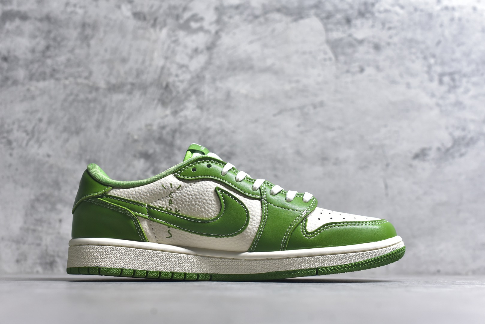 图片[3]-#Travis Scott x Fragment Design x Jordan Air Jordan 1 Low OG SP “LV联名——春绿方格” 多方联名合作融合了Travi翻毛蓝勾s Scott 独特的音乐风格，藤原浩个性的设计风格以及Jordan品牌的经典元素 使其成为一双具有独特身份和价值的鞋子 清新而立体的外观加上联名标识更突出了其独特身份 这种配色方案显示出活力和时尚感 在视觉上引人注目 鞋身的质感和细腻的细节处理使其显得高端而格调十足 这款“倒钩”联名是设计与创意完美结合 融合多方的个性风格是一款备受瞩目的潮流鞋款 低帮休闲板鞋 定制鞋盒 大厂纯原品质出货 超高清洁度 皮料切割干净无任何毛边 细节完美 货号：XS2024-058 尺码：36 36.5 37.5 38 38.5 39 40 40.5 41 42 42.5 43 44 44.5 45-选品中心