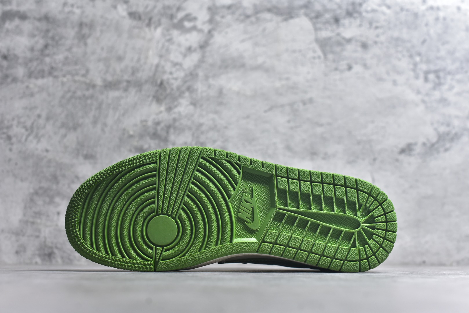 图片[6]-#Travis Scott x Fragment Design x Jordan Air Jordan 1 Low OG SP “LV联名——春绿方格” 多方联名合作融合了Travi翻毛蓝勾s Scott 独特的音乐风格，藤原浩个性的设计风格以及Jordan品牌的经典元素 使其成为一双具有独特身份和价值的鞋子 清新而立体的外观加上联名标识更突出了其独特身份 这种配色方案显示出活力和时尚感 在视觉上引人注目 鞋身的质感和细腻的细节处理使其显得高端而格调十足 这款“倒钩”联名是设计与创意完美结合 融合多方的个性风格是一款备受瞩目的潮流鞋款 低帮休闲板鞋 定制鞋盒 大厂纯原品质出货 超高清洁度 皮料切割干净无任何毛边 细节完美 货号：XS2024-058 尺码：36 36.5 37.5 38 38.5 39 40 40.5 41 42 42.5 43 44 44.5 45-选品中心