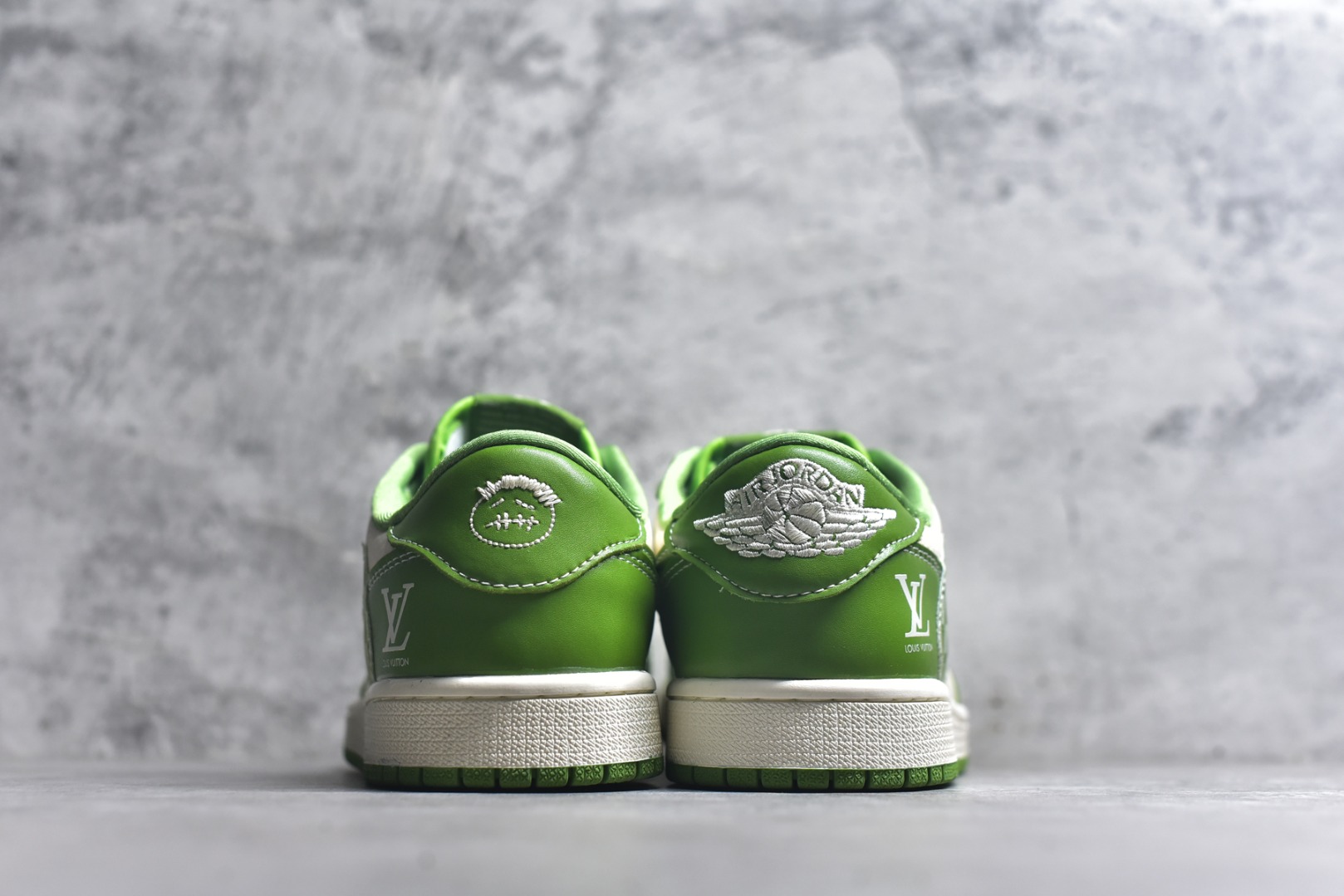 图片[5]-#Travis Scott x Fragment Design x Jordan Air Jordan 1 Low OG SP “LV联名——春绿方格” 多方联名合作融合了Travi翻毛蓝勾s Scott 独特的音乐风格，藤原浩个性的设计风格以及Jordan品牌的经典元素 使其成为一双具有独特身份和价值的鞋子 清新而立体的外观加上联名标识更突出了其独特身份 这种配色方案显示出活力和时尚感 在视觉上引人注目 鞋身的质感和细腻的细节处理使其显得高端而格调十足 这款“倒钩”联名是设计与创意完美结合 融合多方的个性风格是一款备受瞩目的潮流鞋款 低帮休闲板鞋 定制鞋盒 大厂纯原品质出货 超高清洁度 皮料切割干净无任何毛边 细节完美 货号：XS2024-058 尺码：36 36.5 37.5 38 38.5 39 40 40.5 41 42 42.5 43 44 44.5 45-选品中心