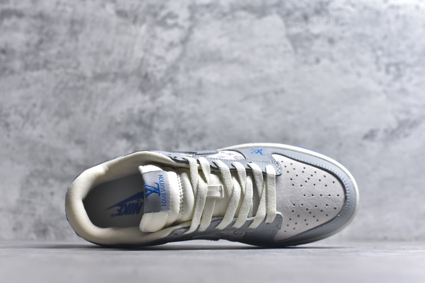 图片[4]-#Nike SB Dunk Low \”LV联名“——白蓝” 高端定制 低帮休闲板鞋 定制鞋盒 高级夜光效果 Ortholite鞋垫透气防臭 大厂纯原品质出货 超高清洁度 皮料切割干净无任何毛边 细节完美 货号：YF9511-912 尺码：36 36.5 37.5 38 38.5 39 40 40.5 41 42 42.5 43 44 44.5 45-选品中心