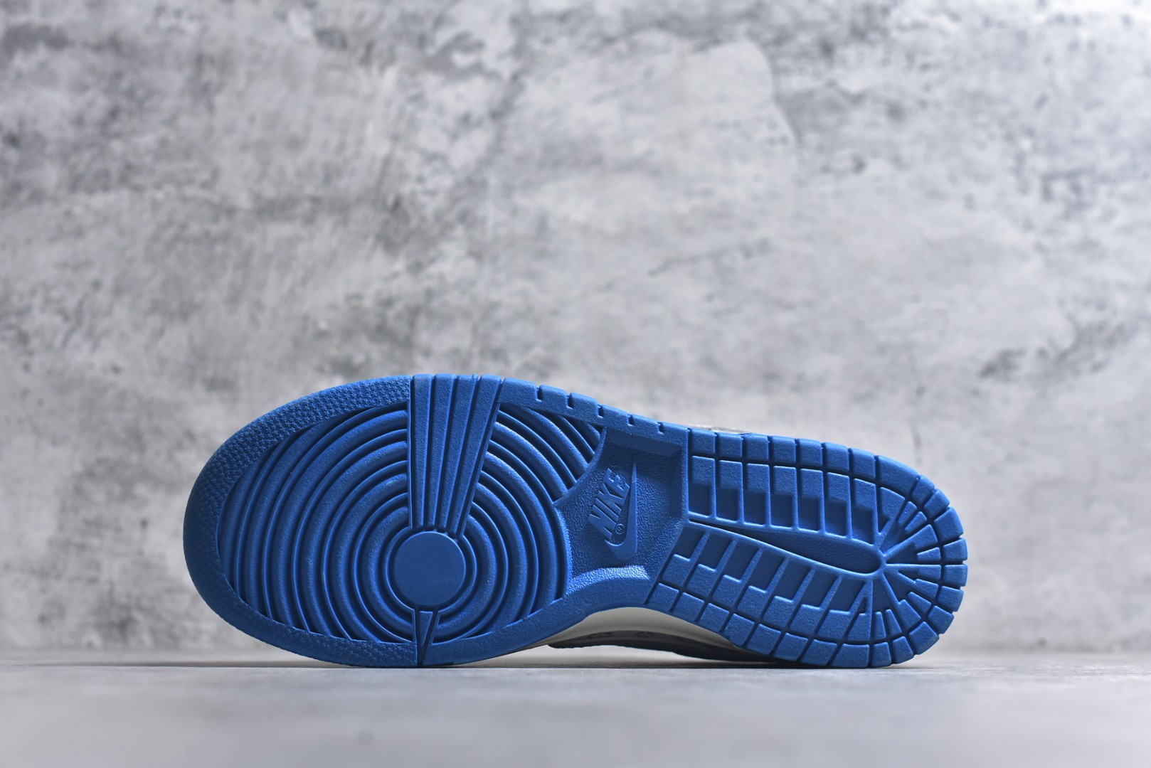 图片[6]-#Nike SB Dunk Low \”LV联名“——白蓝” 高端定制 低帮休闲板鞋 定制鞋盒 高级夜光效果 Ortholite鞋垫透气防臭 大厂纯原品质出货 超高清洁度 皮料切割干净无任何毛边 细节完美 货号：YF9511-912 尺码：36 36.5 37.5 38 38.5 39 40 40.5 41 42 42.5 43 44 44.5 45-选品中心