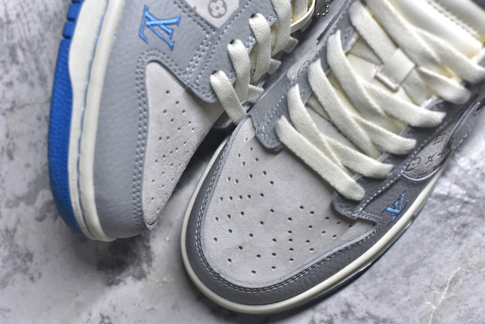 图片[8]-#Nike SB Dunk Low \”LV联名“——白蓝” 高端定制 低帮休闲板鞋 定制鞋盒 高级夜光效果 Ortholite鞋垫透气防臭 大厂纯原品质出货 超高清洁度 皮料切割干净无任何毛边 细节完美 货号：YF9511-912 尺码：36 36.5 37.5 38 38.5 39 40 40.5 41 42 42.5 43 44 44.5 45-选品中心