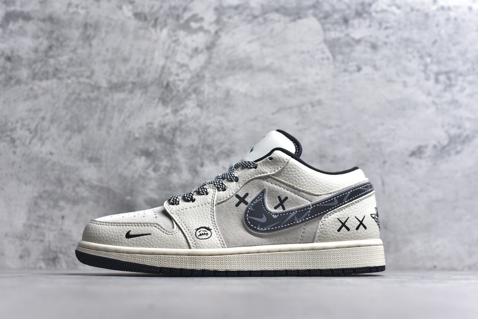 #解构美学，潮范拉满｜AJ1 Low 涂鸦定制款！当经典 Air Jordan 1 Low 遇上街头涂鸦美学，这双 LR8888-019 直接把个性焊在鞋身！米白皮革拼接浅灰翻毛的基底，自带温柔的复古质感，而鞋侧 Swoosh 以水墨迷彩解构重塑，搭配标志性的“XX”涂鸦符号，叛逆又吸睛的细节瞬间打破沉闷。 鞋舌、鞋帮的黑色包边与鞋带处的花纹绳结形成呼应，小勾标、飞翼logo的暗纹点缀，让整体设计在简约中藏满巧思。低帮鞋型兼顾日常穿搭的舒适度，无论是搭配工装裤还是牛仔裙，都能轻松打造出不撞款的街头风格，妥妥的潮人出街“杀手锏”！ 尺码：36-45-选品中心