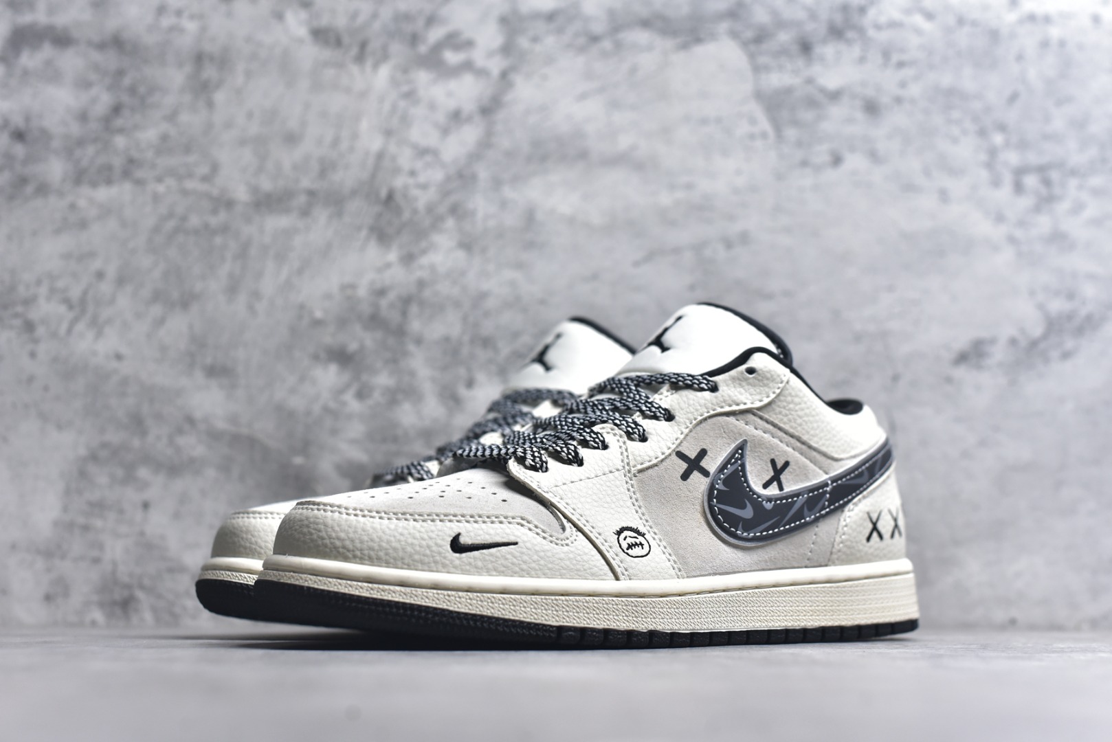 图片[2]-#解构美学，潮范拉满｜AJ1 Low 涂鸦定制款！当经典 Air Jordan 1 Low 遇上街头涂鸦美学，这双 LR8888-019 直接把个性焊在鞋身！米白皮革拼接浅灰翻毛的基底，自带温柔的复古质感，而鞋侧 Swoosh 以水墨迷彩解构重塑，搭配标志性的“XX”涂鸦符号，叛逆又吸睛的细节瞬间打破沉闷。 鞋舌、鞋帮的黑色包边与鞋带处的花纹绳结形成呼应，小勾标、飞翼logo的暗纹点缀，让整体设计在简约中藏满巧思。低帮鞋型兼顾日常穿搭的舒适度，无论是搭配工装裤还是牛仔裙，都能轻松打造出不撞款的街头风格，妥妥的潮人出街“杀手锏”！ 尺码：36-45-选品中心