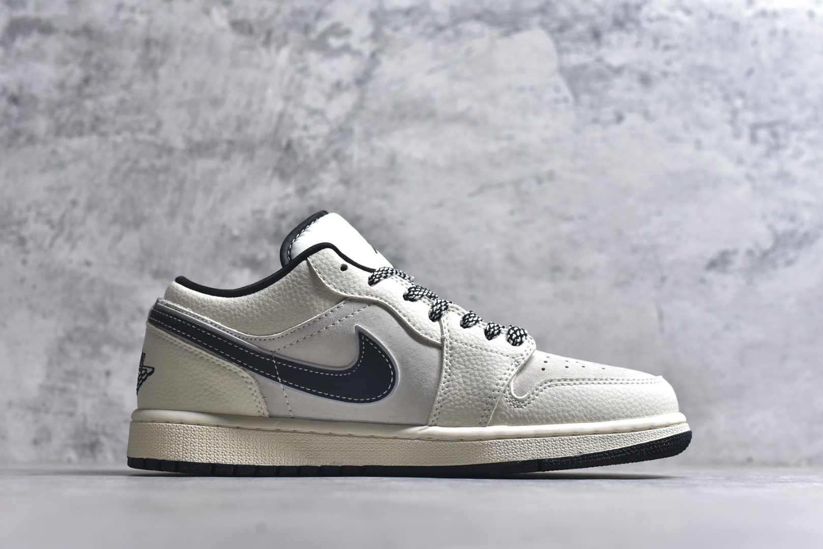 图片[3]-#解构美学，潮范拉满｜AJ1 Low 涂鸦定制款！当经典 Air Jordan 1 Low 遇上街头涂鸦美学，这双 LR8888-019 直接把个性焊在鞋身！米白皮革拼接浅灰翻毛的基底，自带温柔的复古质感，而鞋侧 Swoosh 以水墨迷彩解构重塑，搭配标志性的“XX”涂鸦符号，叛逆又吸睛的细节瞬间打破沉闷。 鞋舌、鞋帮的黑色包边与鞋带处的花纹绳结形成呼应，小勾标、飞翼logo的暗纹点缀，让整体设计在简约中藏满巧思。低帮鞋型兼顾日常穿搭的舒适度，无论是搭配工装裤还是牛仔裙，都能轻松打造出不撞款的街头风格，妥妥的潮人出街“杀手锏”！ 尺码：36-45-选品中心