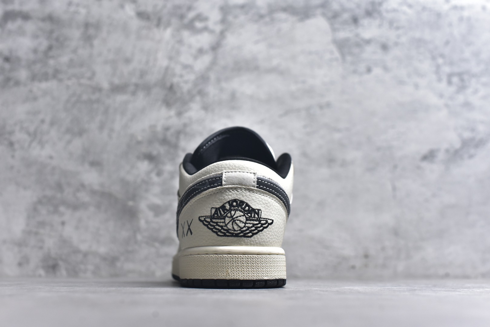 图片[5]-#解构美学，潮范拉满｜AJ1 Low 涂鸦定制款！当经典 Air Jordan 1 Low 遇上街头涂鸦美学，这双 LR8888-019 直接把个性焊在鞋身！米白皮革拼接浅灰翻毛的基底，自带温柔的复古质感，而鞋侧 Swoosh 以水墨迷彩解构重塑，搭配标志性的“XX”涂鸦符号，叛逆又吸睛的细节瞬间打破沉闷。 鞋舌、鞋帮的黑色包边与鞋带处的花纹绳结形成呼应，小勾标、飞翼logo的暗纹点缀，让整体设计在简约中藏满巧思。低帮鞋型兼顾日常穿搭的舒适度，无论是搭配工装裤还是牛仔裙，都能轻松打造出不撞款的街头风格，妥妥的潮人出街“杀手锏”！ 尺码：36-45-选品中心