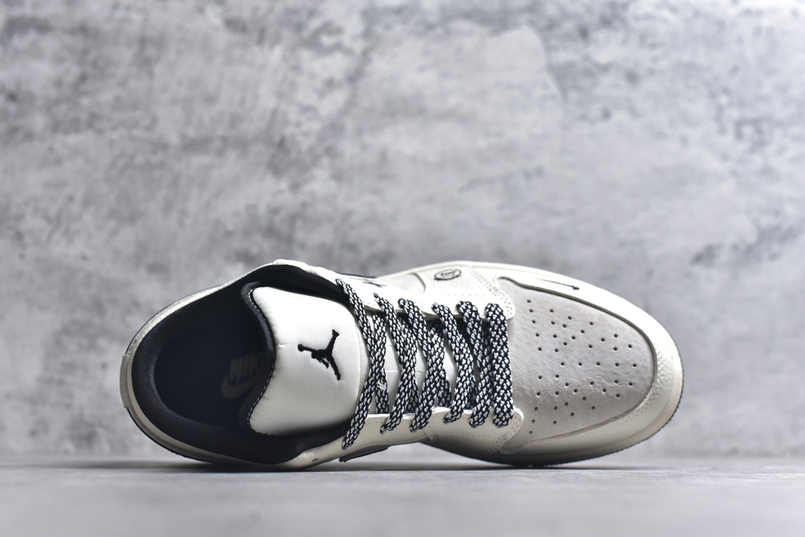 图片[4]-#解构美学，潮范拉满｜AJ1 Low 涂鸦定制款！当经典 Air Jordan 1 Low 遇上街头涂鸦美学，这双 LR8888-019 直接把个性焊在鞋身！米白皮革拼接浅灰翻毛的基底，自带温柔的复古质感，而鞋侧 Swoosh 以水墨迷彩解构重塑，搭配标志性的“XX”涂鸦符号，叛逆又吸睛的细节瞬间打破沉闷。 鞋舌、鞋帮的黑色包边与鞋带处的花纹绳结形成呼应，小勾标、飞翼logo的暗纹点缀，让整体设计在简约中藏满巧思。低帮鞋型兼顾日常穿搭的舒适度，无论是搭配工装裤还是牛仔裙，都能轻松打造出不撞款的街头风格，妥妥的潮人出街“杀手锏”！ 尺码：36-45-选品中心