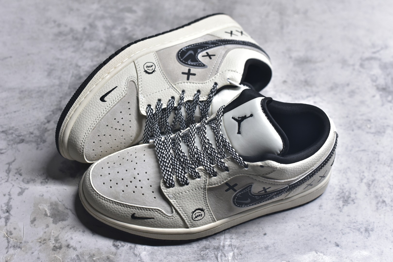 图片[7]-#解构美学，潮范拉满｜AJ1 Low 涂鸦定制款！当经典 Air Jordan 1 Low 遇上街头涂鸦美学，这双 LR8888-019 直接把个性焊在鞋身！米白皮革拼接浅灰翻毛的基底，自带温柔的复古质感，而鞋侧 Swoosh 以水墨迷彩解构重塑，搭配标志性的“XX”涂鸦符号，叛逆又吸睛的细节瞬间打破沉闷。 鞋舌、鞋帮的黑色包边与鞋带处的花纹绳结形成呼应，小勾标、飞翼logo的暗纹点缀，让整体设计在简约中藏满巧思。低帮鞋型兼顾日常穿搭的舒适度，无论是搭配工装裤还是牛仔裙，都能轻松打造出不撞款的街头风格，妥妥的潮人出街“杀手锏”！ 尺码：36-45-选品中心