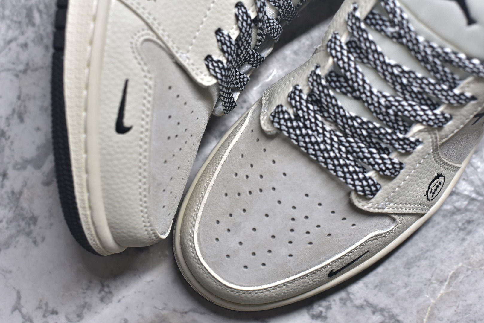 图片[8]-#解构美学，潮范拉满｜AJ1 Low 涂鸦定制款！当经典 Air Jordan 1 Low 遇上街头涂鸦美学，这双 LR8888-019 直接把个性焊在鞋身！米白皮革拼接浅灰翻毛的基底，自带温柔的复古质感，而鞋侧 Swoosh 以水墨迷彩解构重塑，搭配标志性的“XX”涂鸦符号，叛逆又吸睛的细节瞬间打破沉闷。 鞋舌、鞋帮的黑色包边与鞋带处的花纹绳结形成呼应，小勾标、飞翼logo的暗纹点缀，让整体设计在简约中藏满巧思。低帮鞋型兼顾日常穿搭的舒适度，无论是搭配工装裤还是牛仔裙，都能轻松打造出不撞款的街头风格，妥妥的潮人出街“杀手锏”！ 尺码：36-45-选品中心