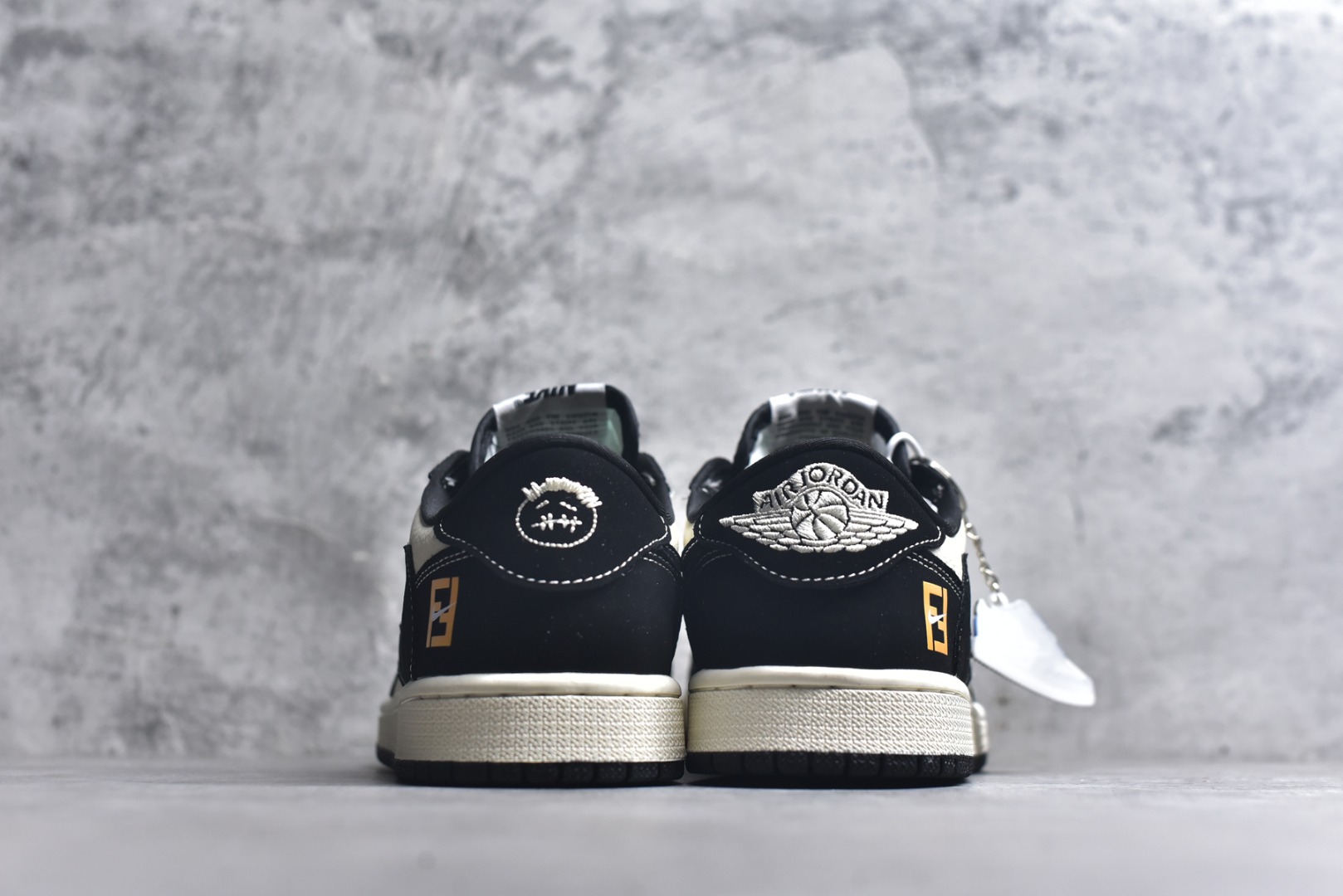 图片[5]-#海外爆款限量发售！ Travis Scott x Jordan 1 Low “芬迪联名——字母米黑黄” 高端定制 乔丹倒勾低帮休闲板鞋 大厂纯原品质出货 纯正版型 定制鞋盒 皮料切割干净无任何毛边 细节完美 超高清洁度 货号：DD7866-110 尺码：36 36.5 37.5 38 38.5 39 40 40.5 41 42 42.5 43 44 44.5 45-选品中心